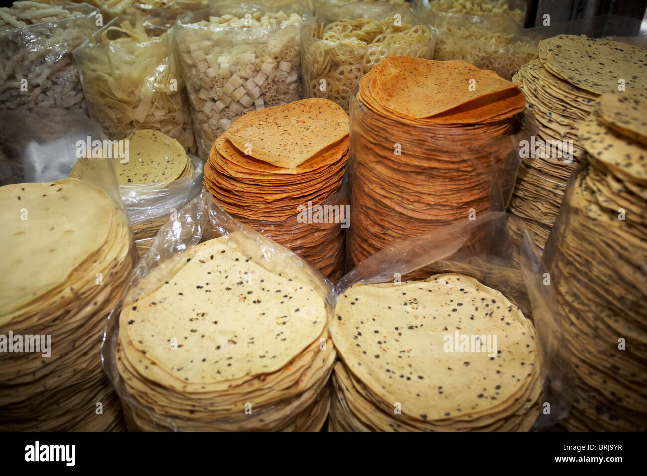 Papadam zum Verkauf an den Gewürzmarkt Khari Baoli Road, Neu Delhi, Indien Stockfoto