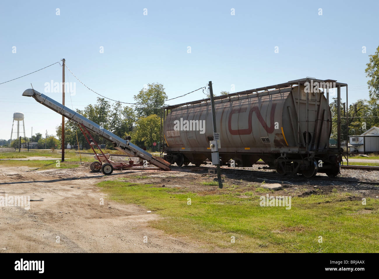 Ein Canadian National Railroad bedeckt zylindrische Behälter sitzt auf einer Sidetrack in eine Schiene Hof. Stockfoto