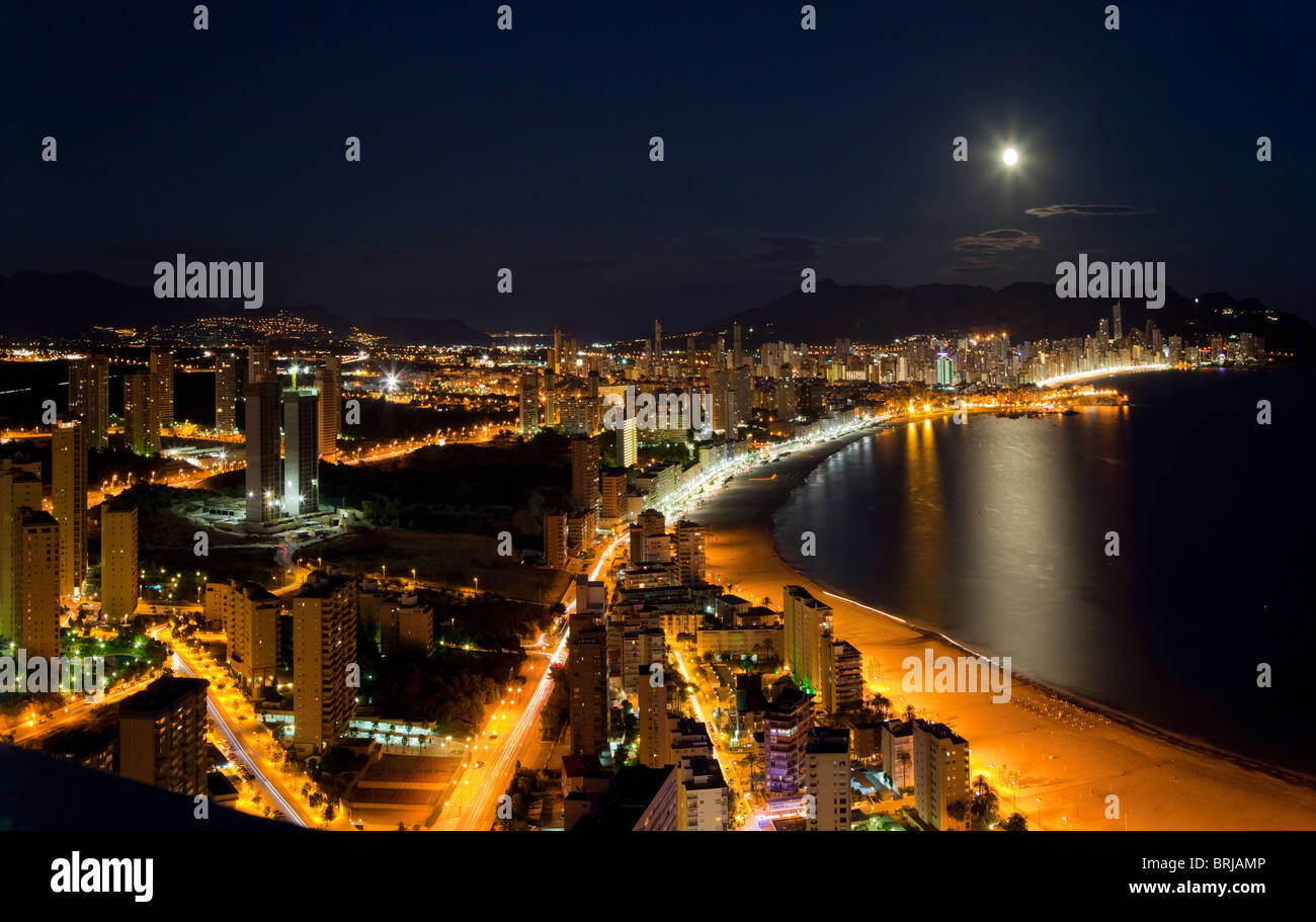 Attraktive Mond Licht Panoramablick von Benidorm Strand Poniente und Levante beleuchtet Stockfoto