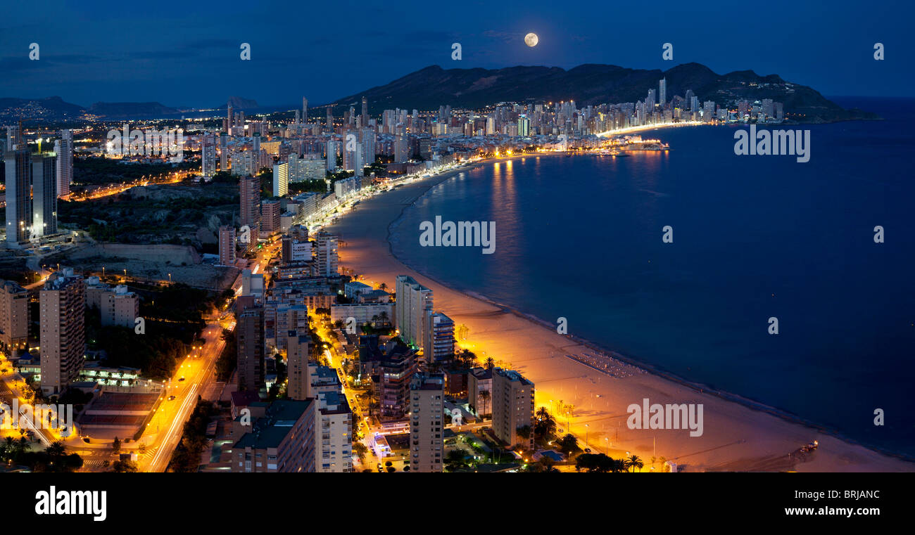 Attraktive Mond Licht Panoramablick von Benidorm Strand Poniente und Levante beleuchtet Stockfoto