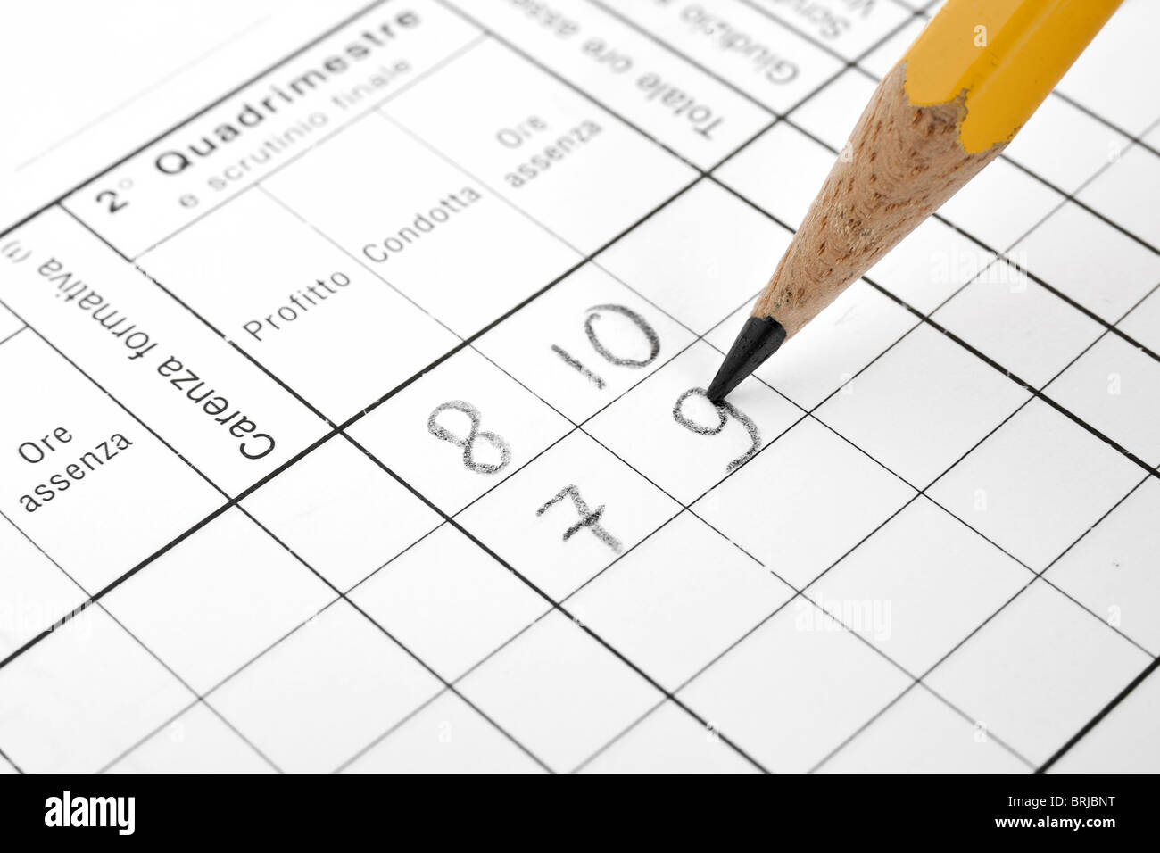 Nahaufnahme des italienischen Schulzeugnis mit Bleistift Stockfoto