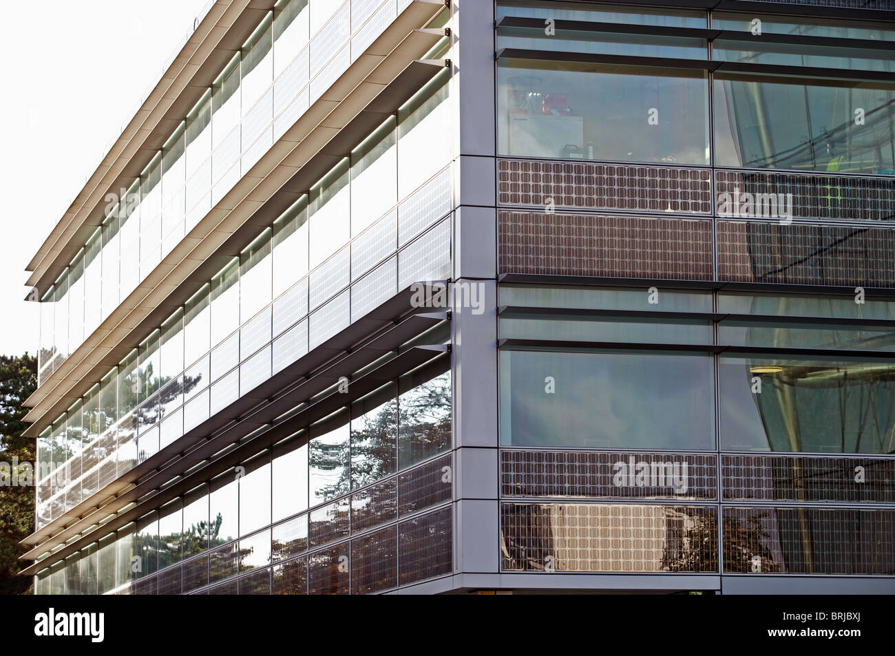 Kommerziellen Bürogebäude mit integrierten Solaranlagen innerhalb der Glasfenster ausgestattet Stockfoto