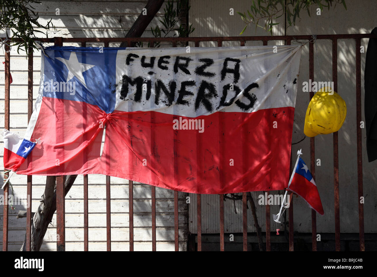 Botschaft der Unterstützung auf chilenischer Flagge außerhalb des Hauses für Bergleute, die in der Mine San Jose in der Nähe von Copiapo, Caldera, Región de Atacama, Chile, gefangen sind Stockfoto