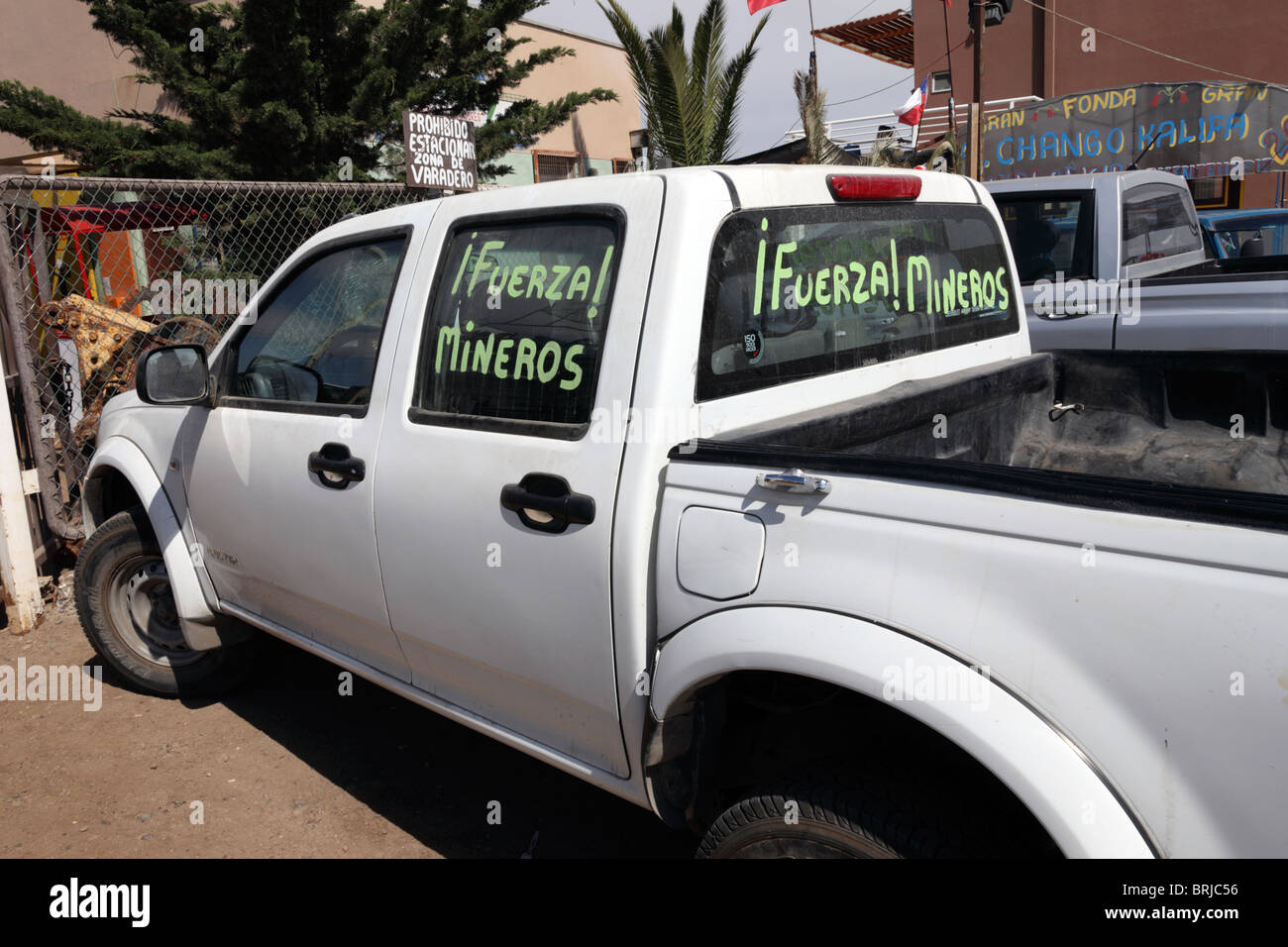 Botschaft der Unterstützung für eingeschlossene Bergleute auf einem Pick-up-Truck, Caldera, Región de Atacama, Chile Stockfoto