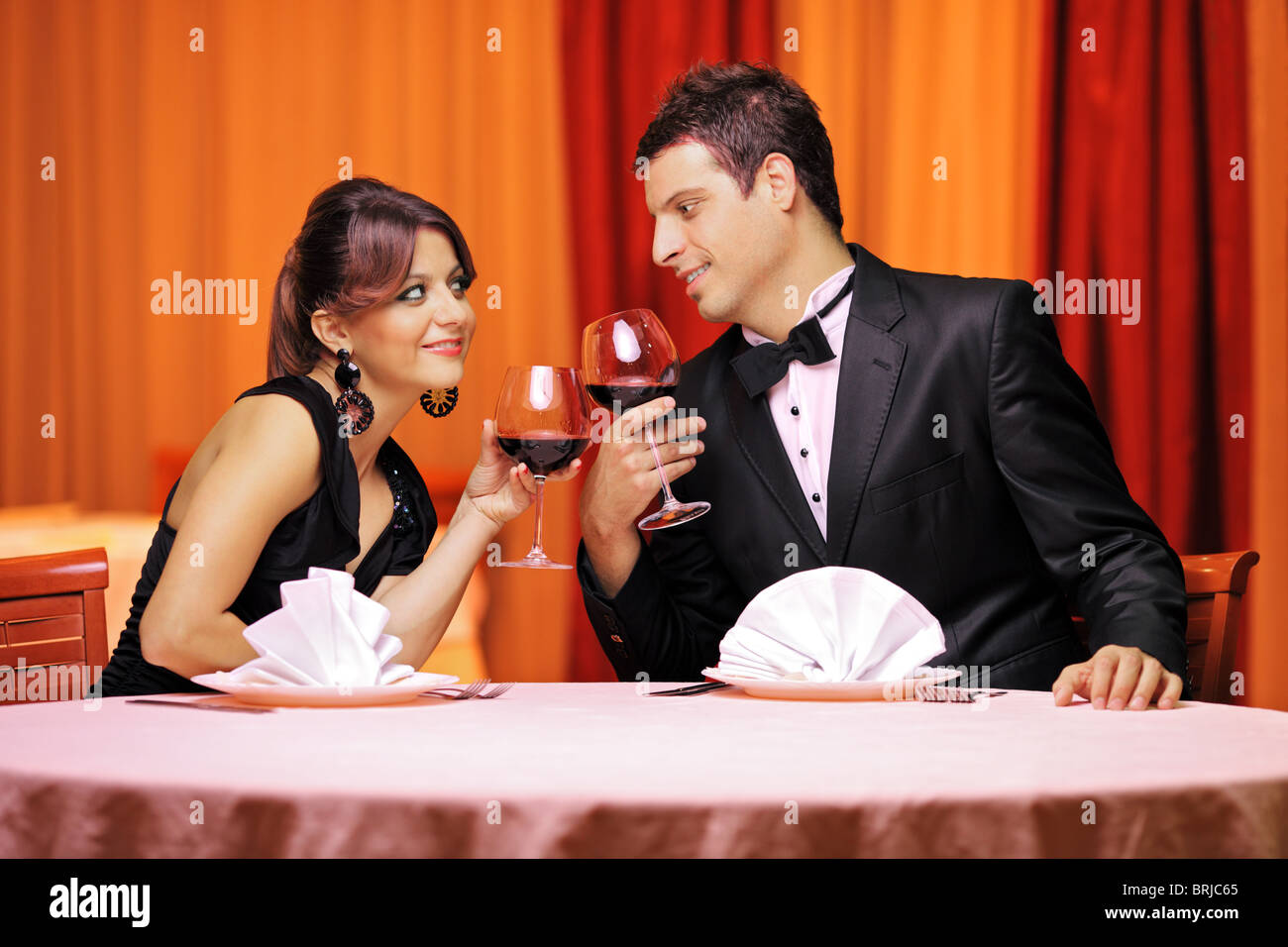 Ein Blick auf ein junges Paar in Liebe trinken Rotwein Stockfoto
