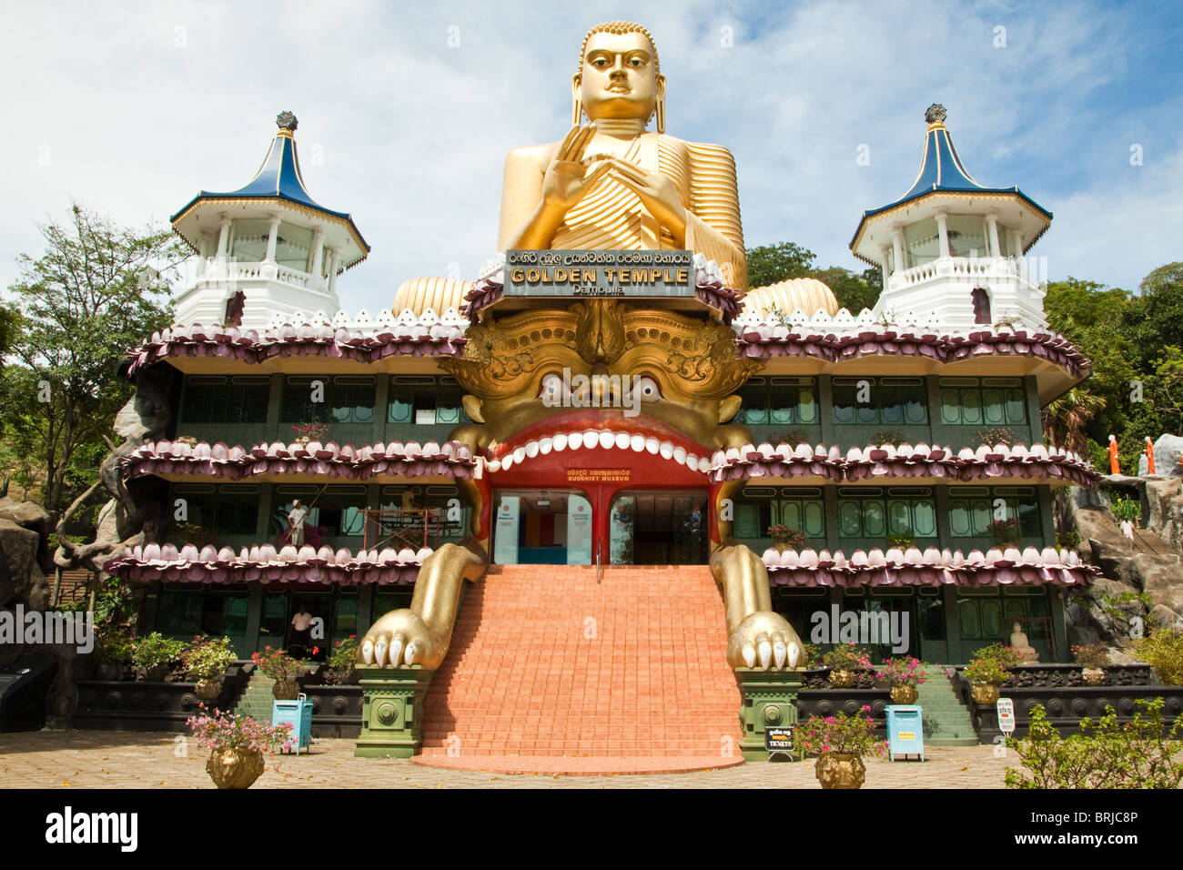 Goldenen Tempel von Dambulla - Hauptattraktionen verteilen sich über 5 Höhlen, die Statuen enthalten & Gemälde im Zusammenhang mit Lord Buddha Stockfoto