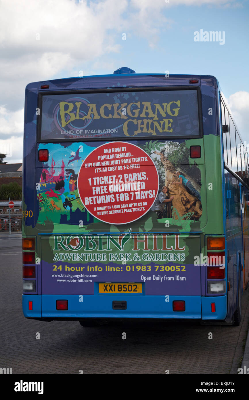 Rückseite des Busses Werbung Blackgang Chine Land der Phantasie und Robin Hill Abenteuerpark und Gärten auf der Isle of Wight, Hampshire UK im September Stockfoto