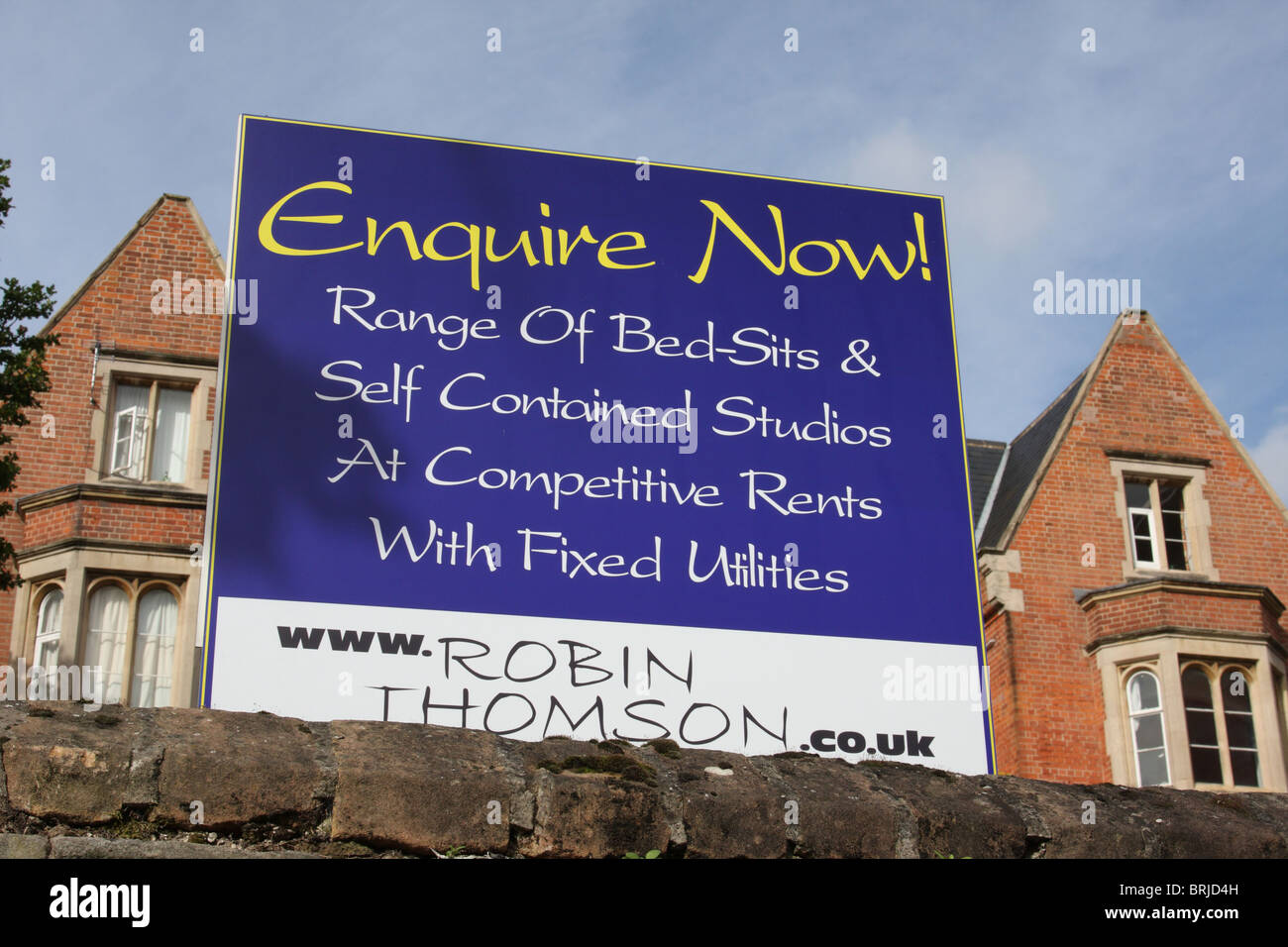Bett sitzt, Studio-Apartments und Wohnungen zur Miete in einer Stadt, U.K. Stockfoto