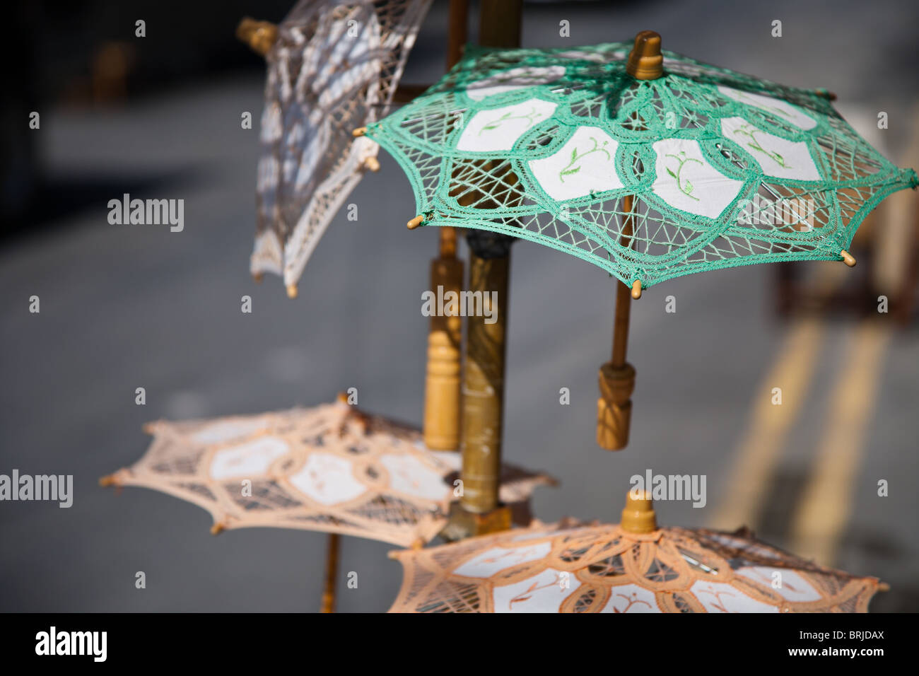 Handgemachte Dekorative Sonnenschirme auf dem Display in das Dorf Lefkara, Zypern Stockfoto