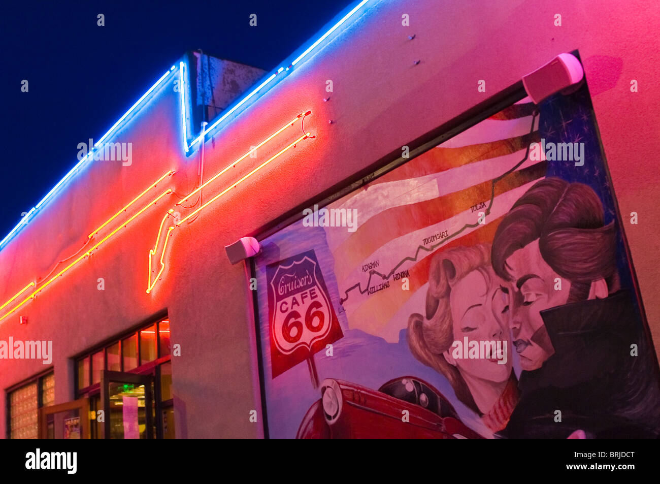 Wandbild und Neon im Cruiser Cafe 66 in Williams, Arizona. Stockfoto