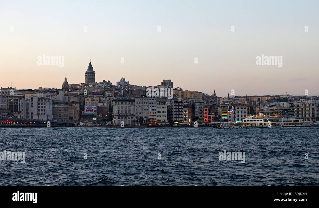 Istanbul-Beyoglu und der Galata Turm bei Sonnenuntergang Stockfoto