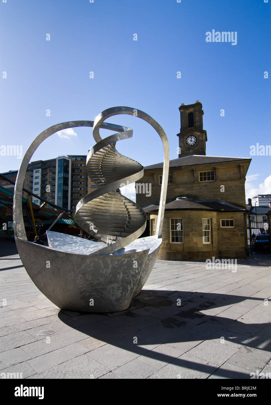 Blick auf die DNA-Spirale - Charles Jencks 2000 im Stadtzentrum von Newcastle, Nord-Ost-England. Stockfoto