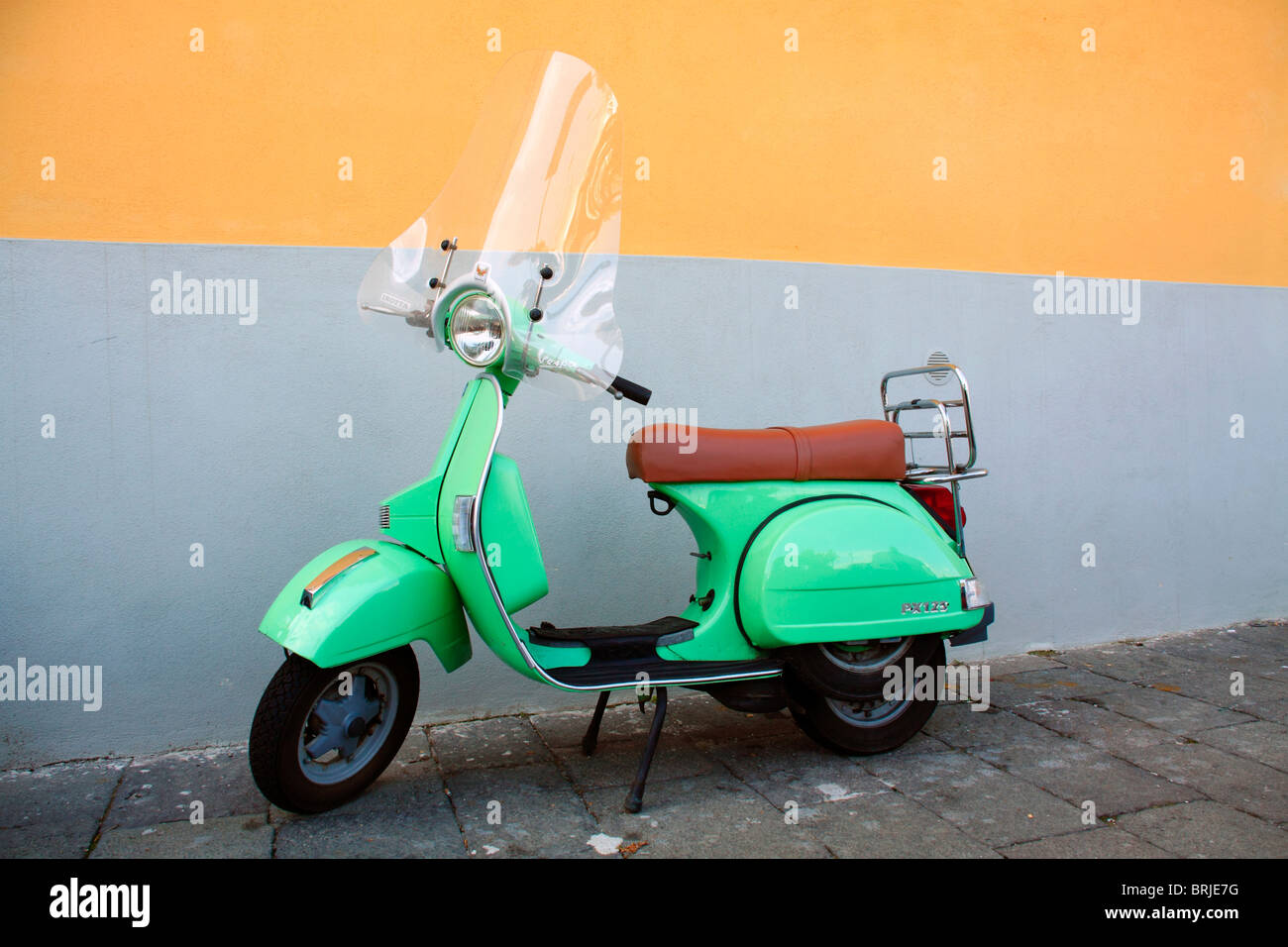 Eine grüne Vespa-Roller Stockfoto