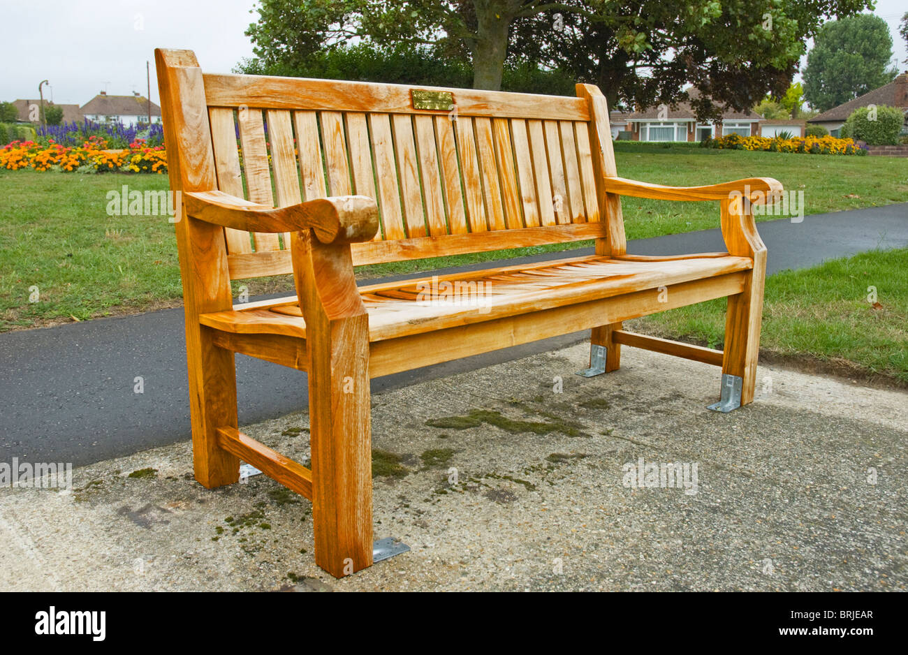 Bank aus Holz auf dem Bürgersteig, kontrastreiche HDR tonegemappten Bild. Stockfoto