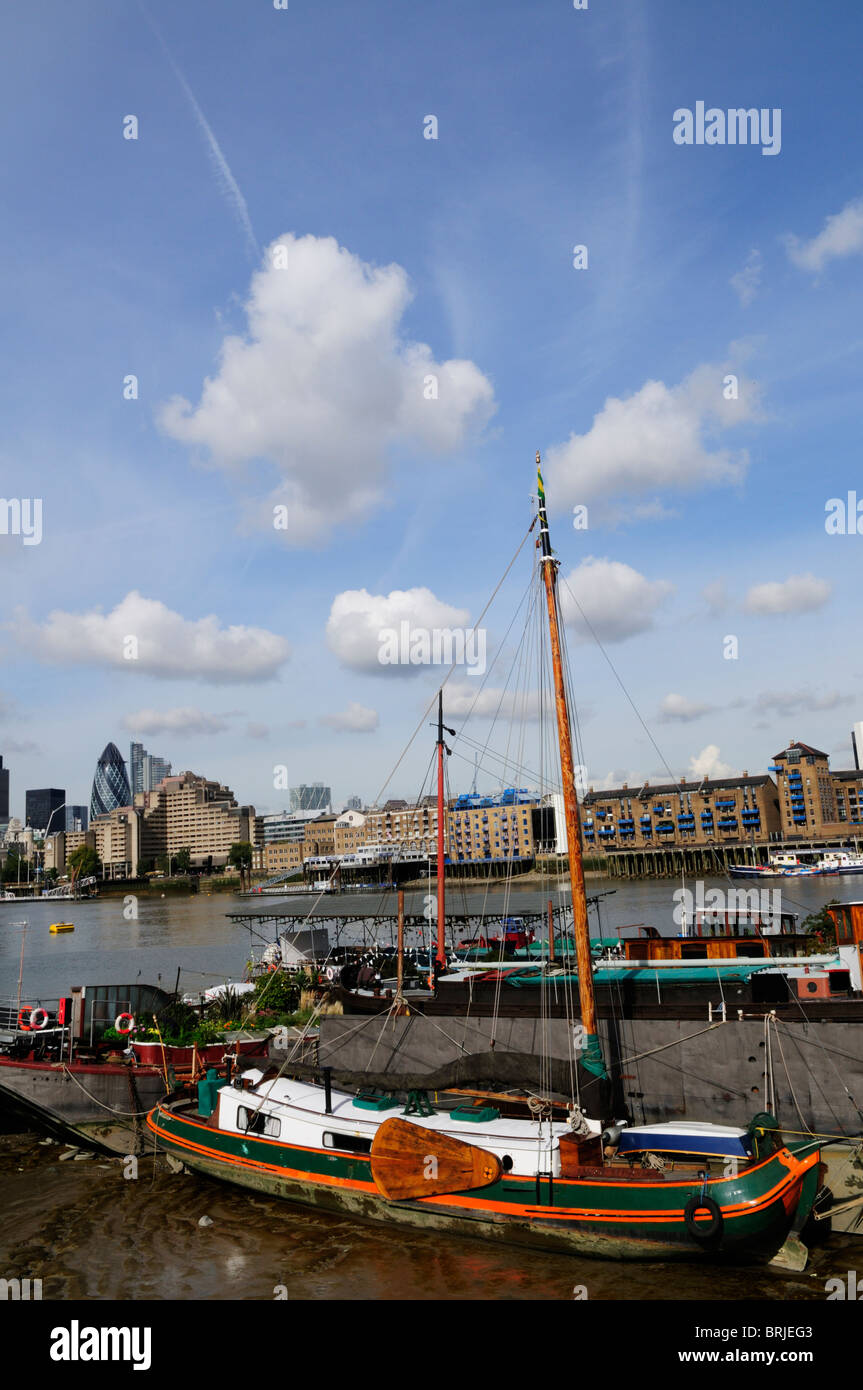 Boote vor Anker in der Nähe von Butlers Wharf, Bermondsey, London, England, Vereinigtes Königreich, Stockfoto