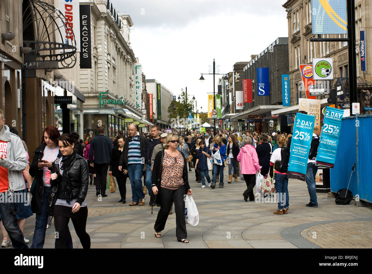 Ansicht der Käufer auf Northumberland Street im Stadtzentrum von Newcastle, Nord-Ost-England. Stockfoto
