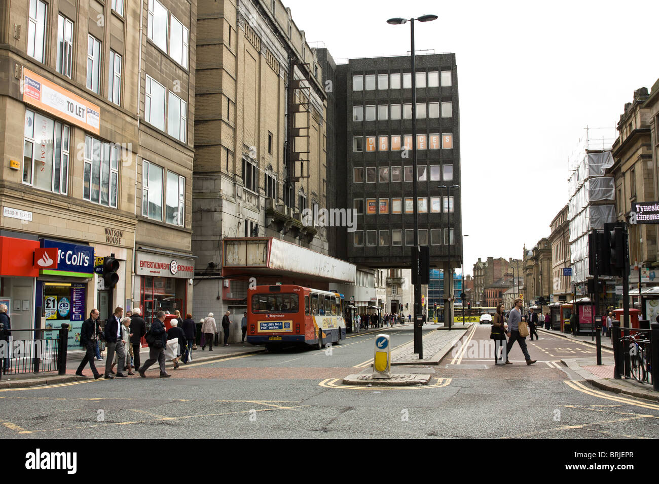 Aussicht auf schäbigen aussehende Pilgrim Street im Stadtzentrum von Newcastle, Nord-Ost-England. Stockfoto