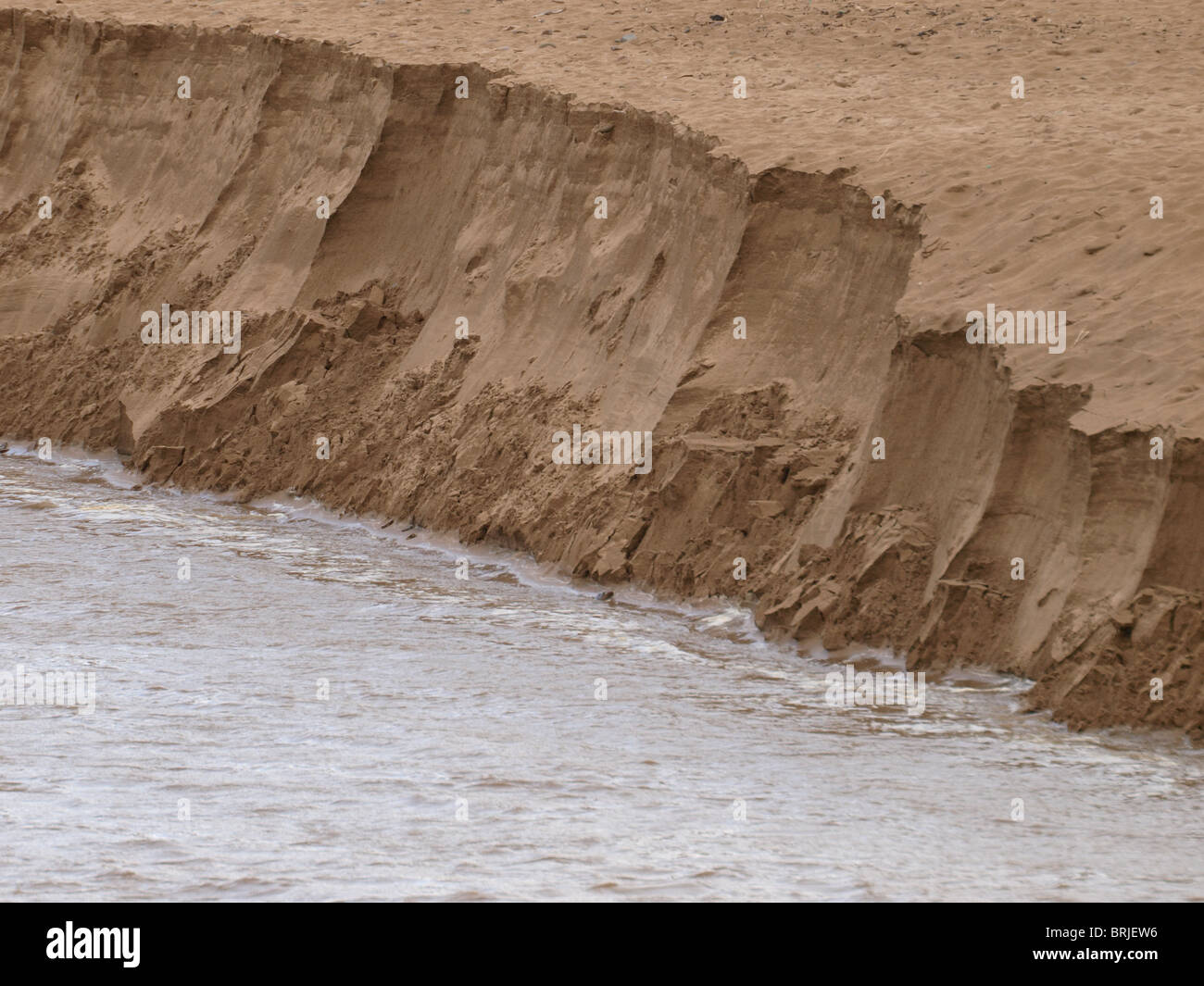 Angeschwollenen Fluss erodieren Sand Bank nach heftigen, Bude, Cornwall, UK Regenfällen Stockfoto