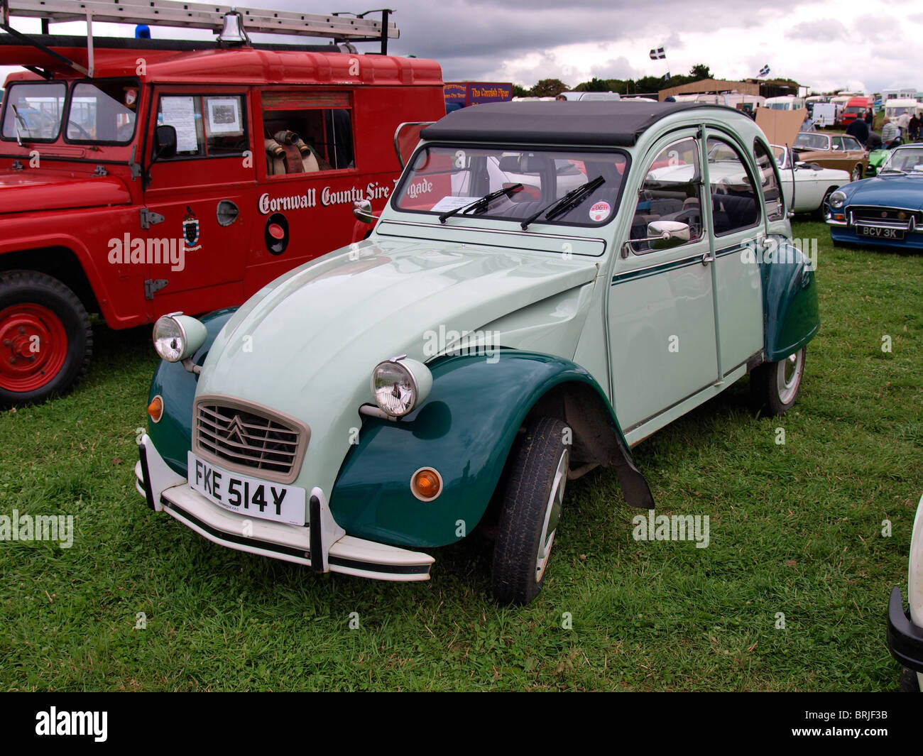 Citroen 2cv auf dem Display an Land zeigen, Cornwall, UK Stockfoto