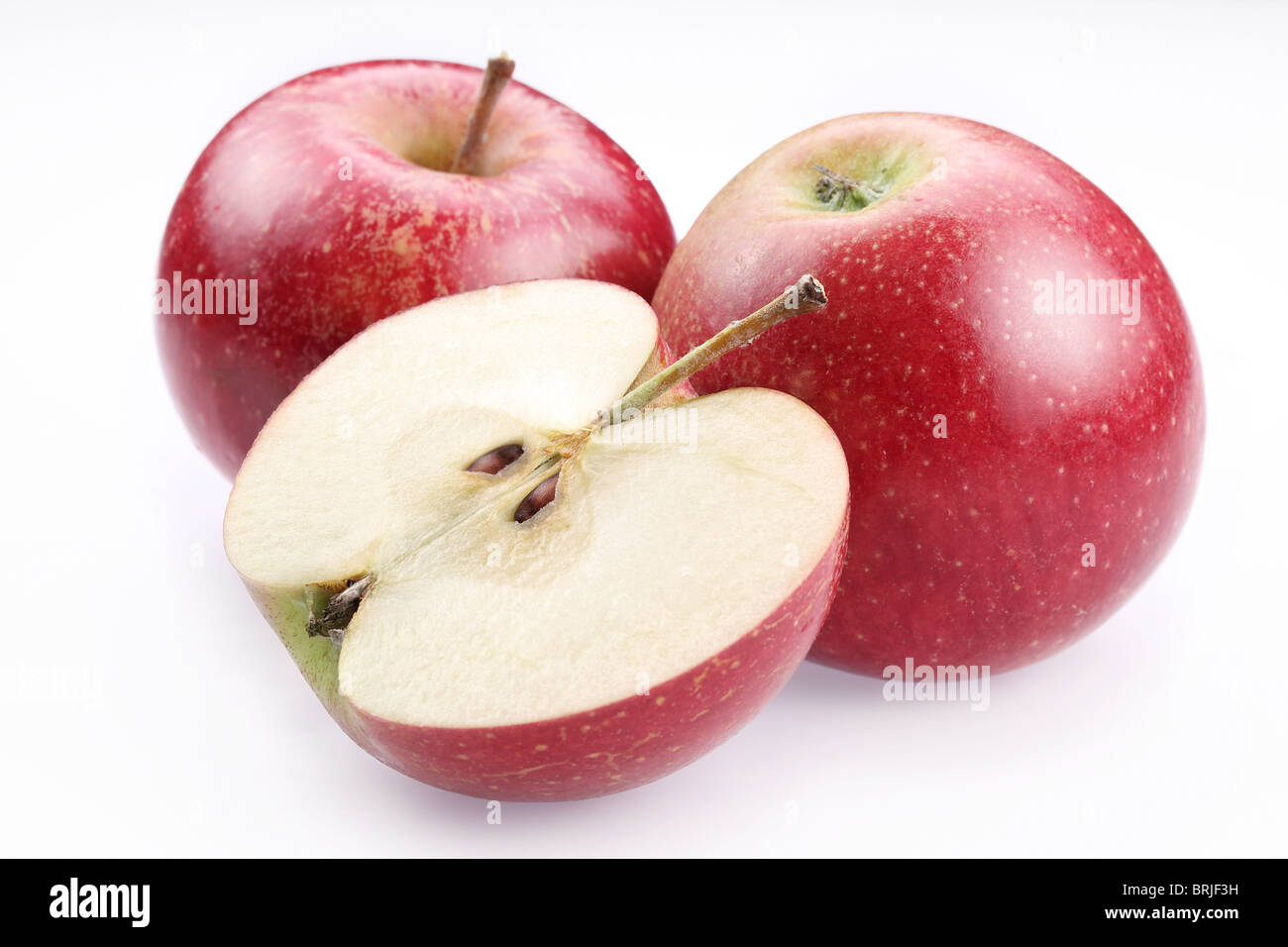 Roter Apfel und eine Hälfte von Apple. Isoliert auf weißem Hintergrund. Stockfoto