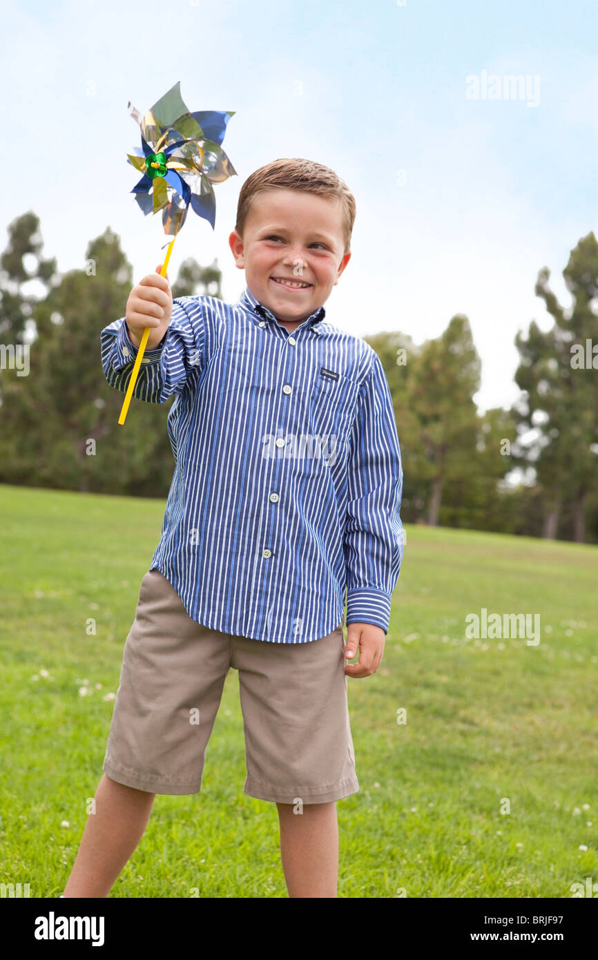 Junge im Button-down Hemd mit einem Pin-Rad Stockfoto