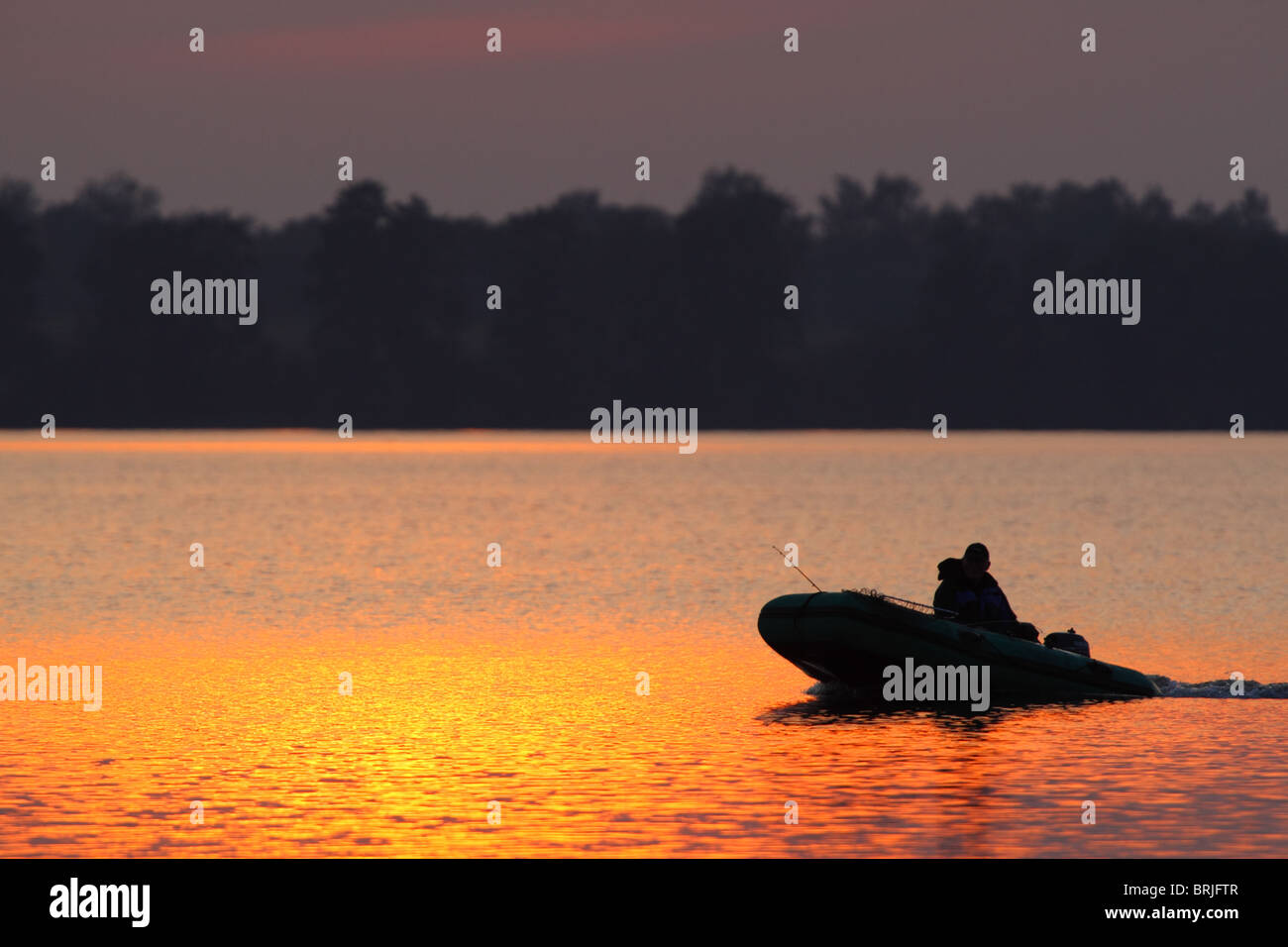 Fischerboot bei Sonnenuntergang, See Saadjärv. Estland, Herbst. Stockfoto