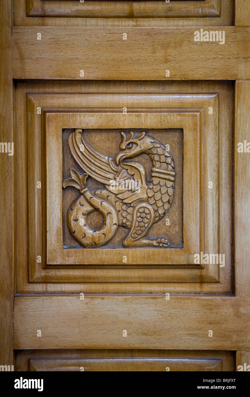 Dragon-Tier Gravur christlichen Kirche Holztür quadratische Dekoration Symbol braun Kunst Christentum Anaglyphen Tier Figur Stockfoto