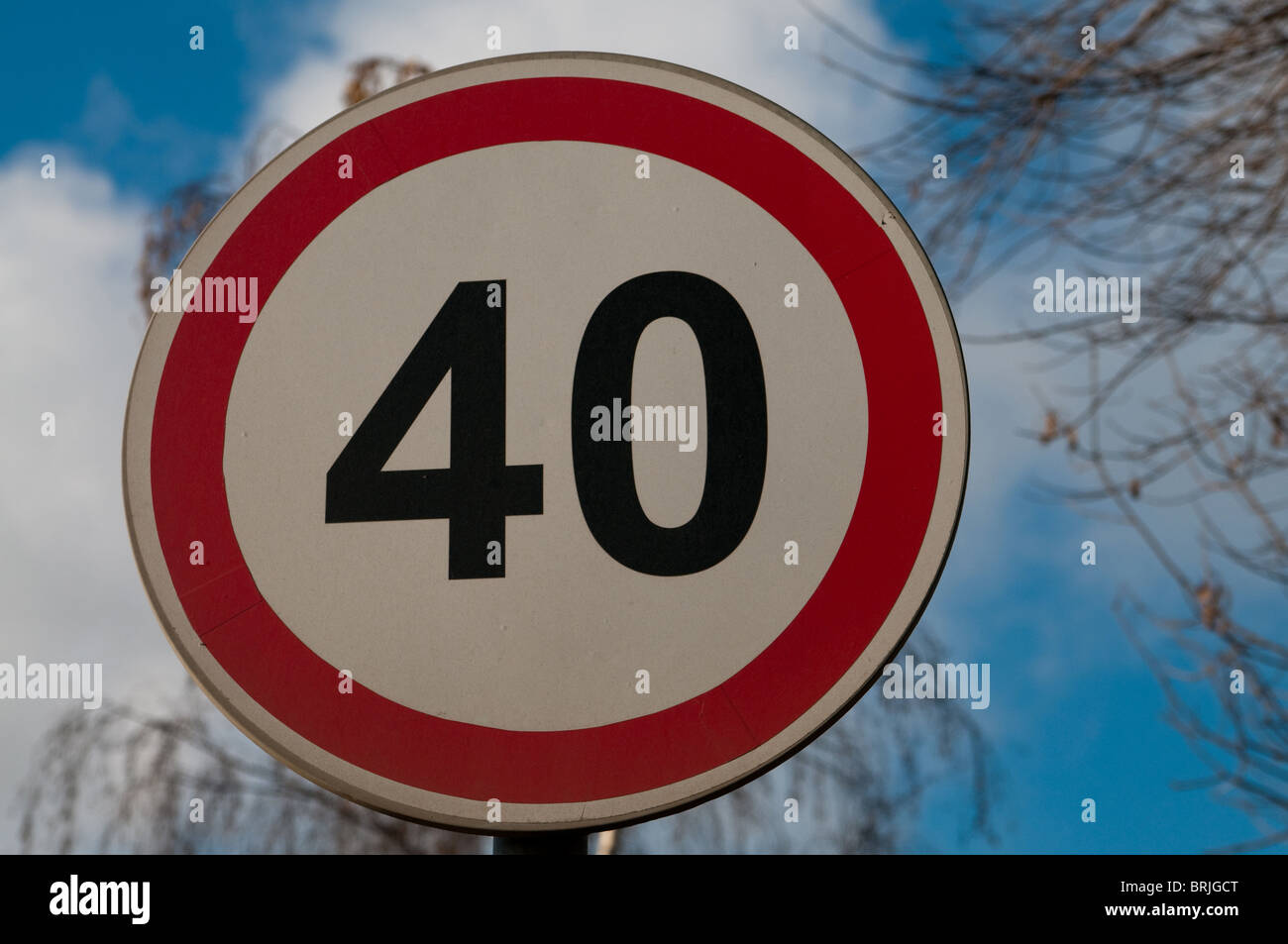 Das ist russische Straßenschild an das Tempolimit Stockfoto