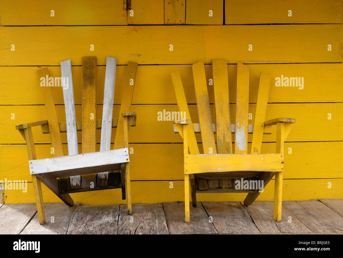 das Bild der gelben Holzstühle Stockfoto