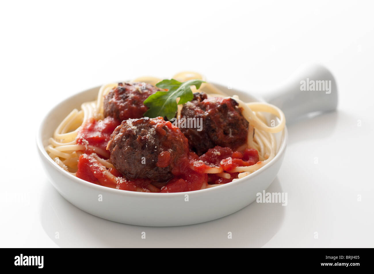 Spaghetti mit Fleischbällchen in Tomatensauce mit Parmesan bestreut Stockfoto