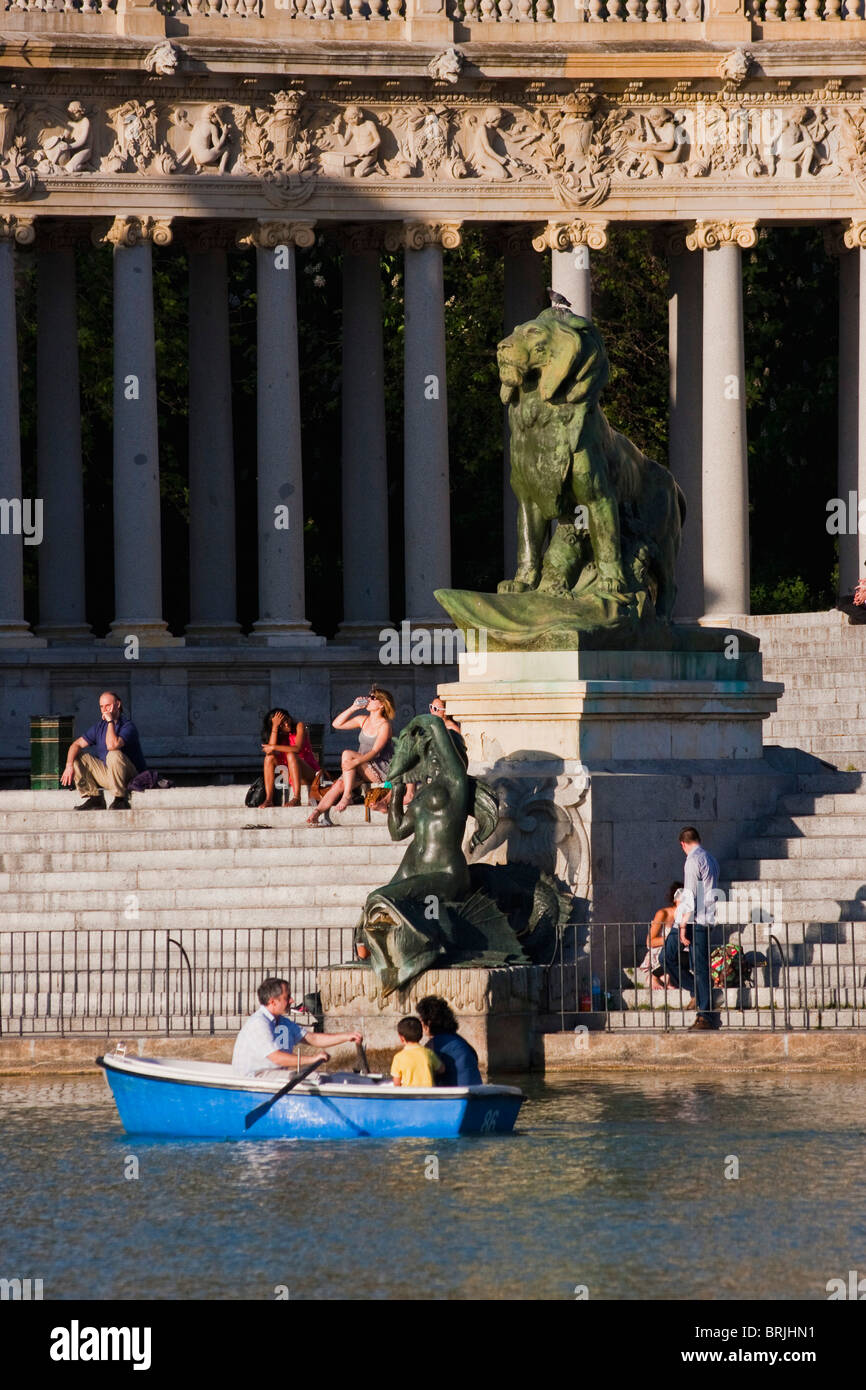 Menschen entspannen auf den See mit Booten im Parque del Retiro in Madrid, Spanien Stockfoto