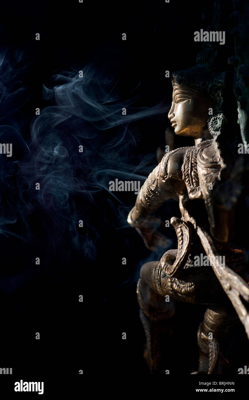 Tanz Lord Shiva Statue, Nataraja mit Weihrauch Rauch auf schwarzem Hintergrund. Indien Stockfoto