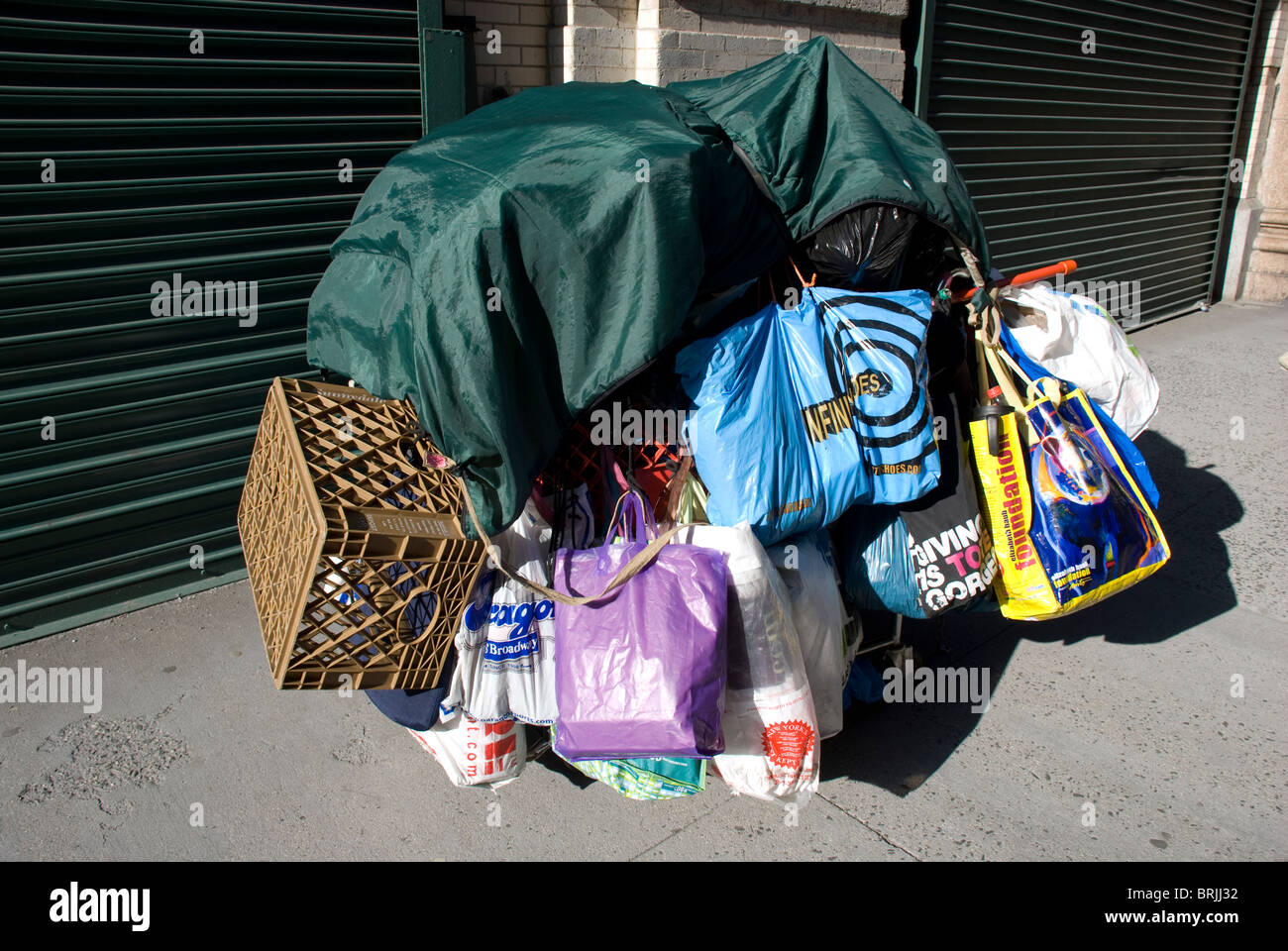 Einkaufswagen voller Besitz, Straße Bewohner angehören Stockfoto