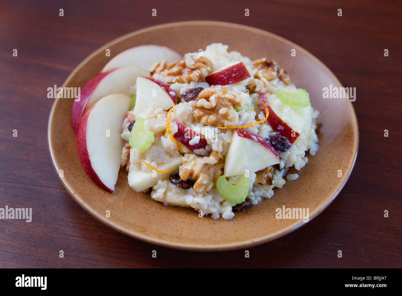 ein Teller mit Apfel Walnuss Salat ähnlich Waldorfsalat auf braune Teller Stockfoto