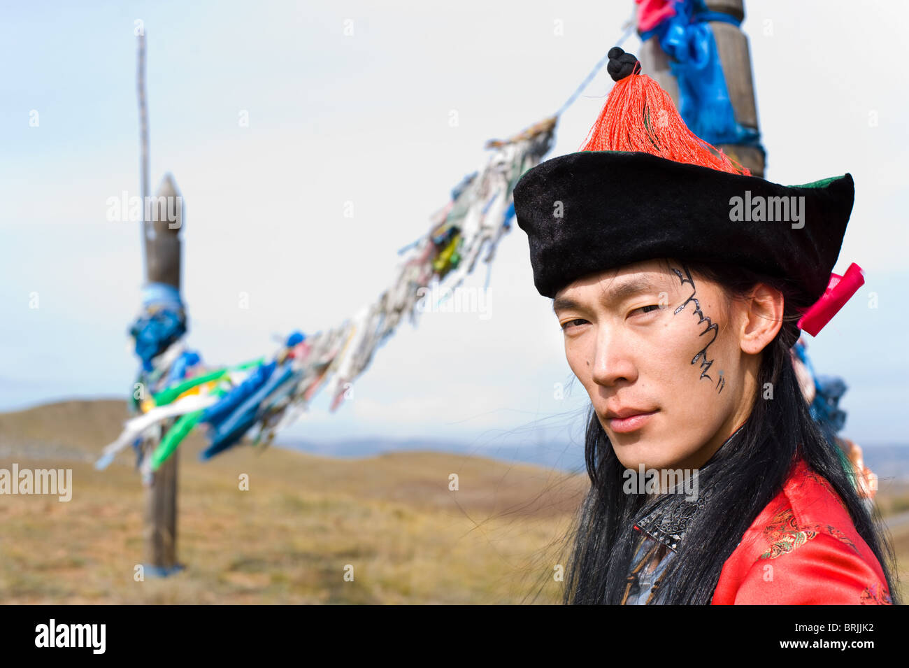 junge asiatische Mann im nationalen mongolischen Anzug Stockfoto