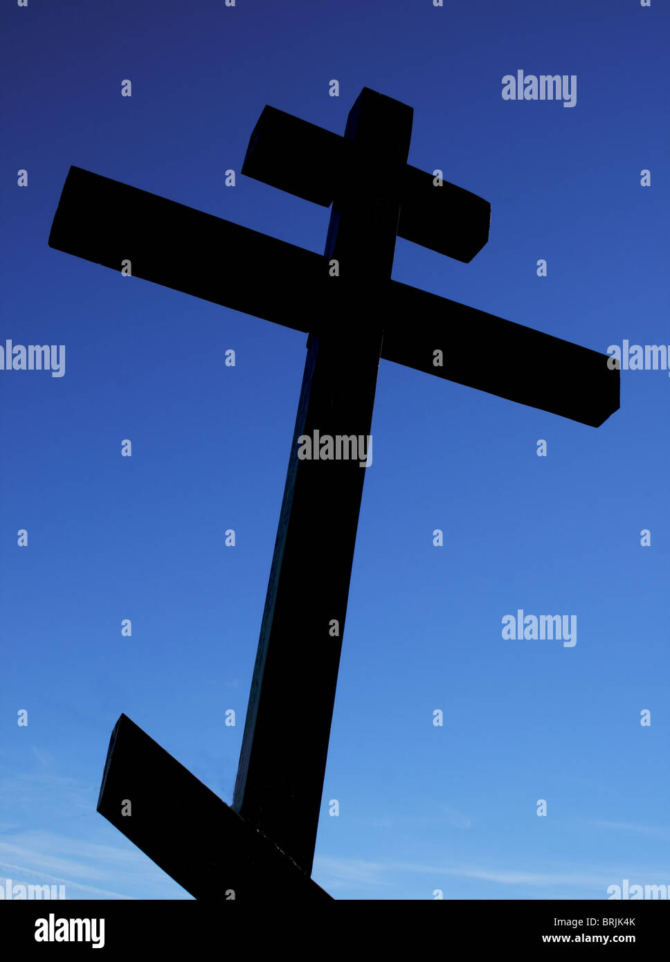 Kreuz gegen den Himmel Stockfoto