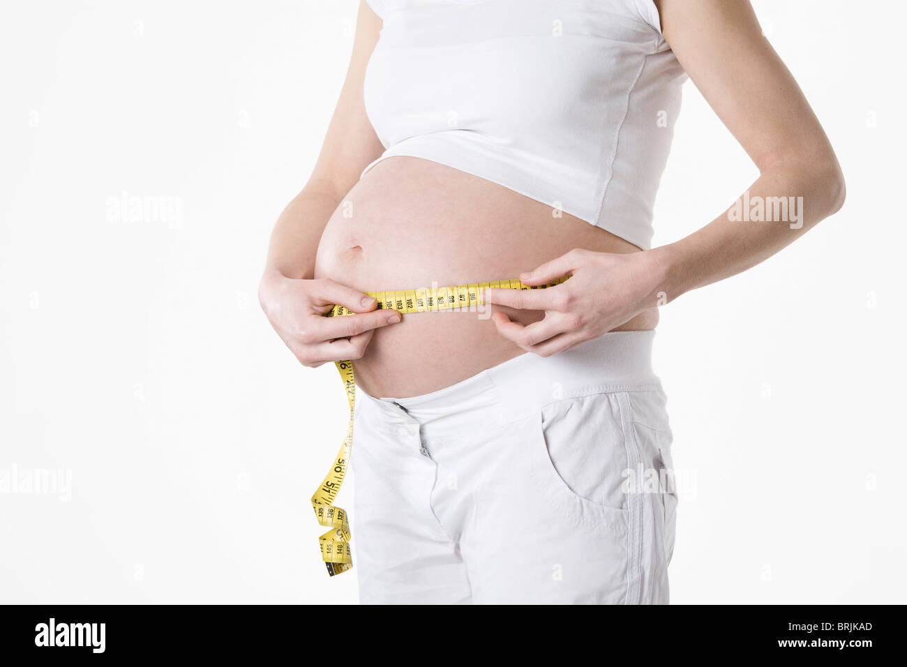 Schwangere Frau ihren Bauch messen Stockfoto