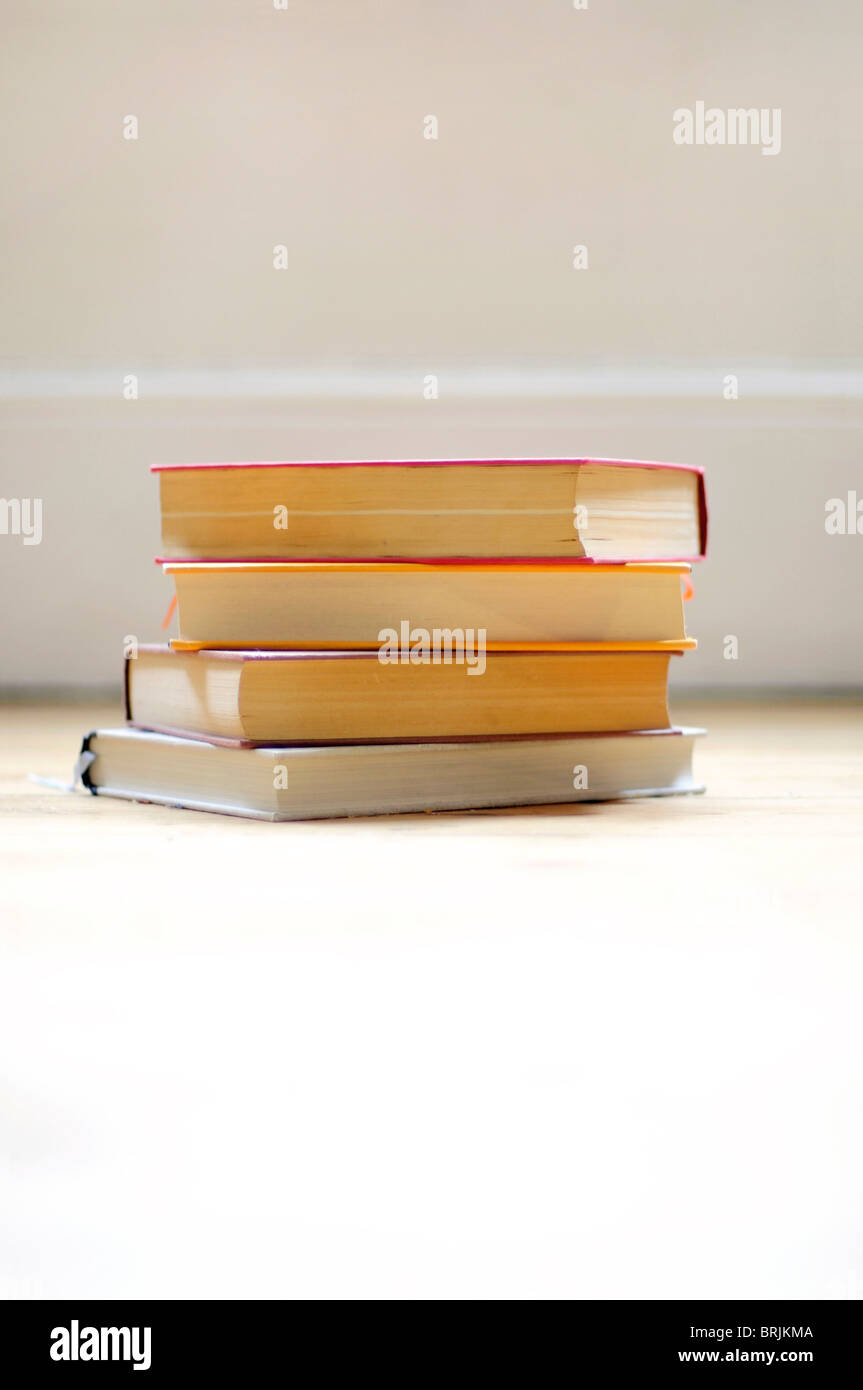 Bücher gestapelt auf Etage Stockfoto
