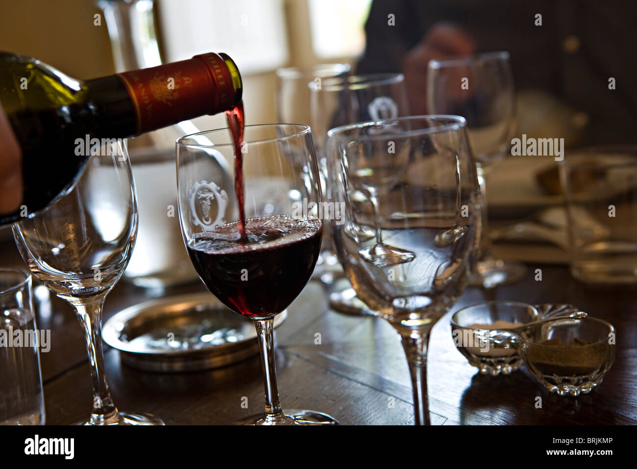 Glas Rotwein gießen Stockfoto