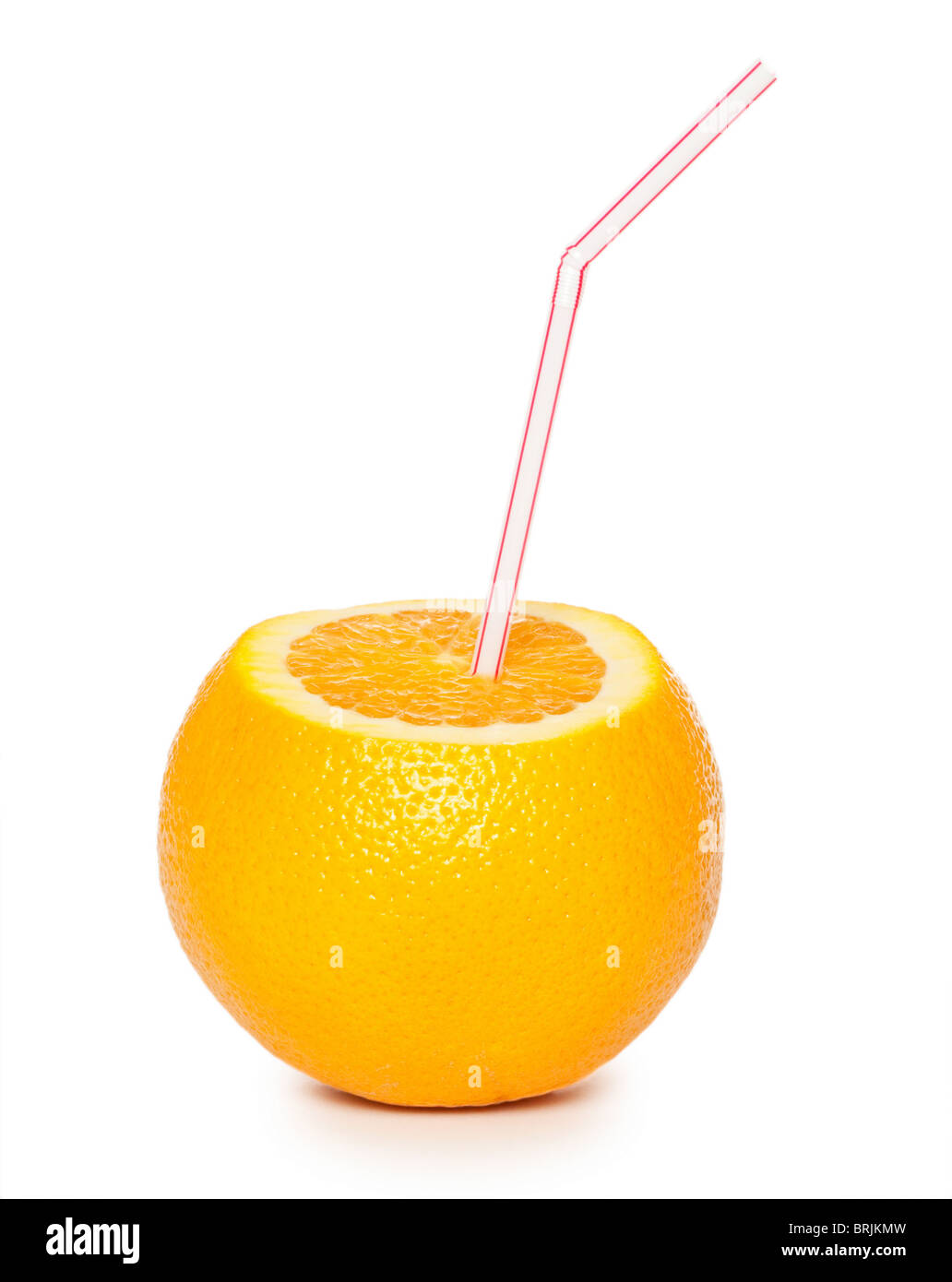 Orange mit Cocktail Stroh isoliert auf weißem Hintergrund Stockfoto