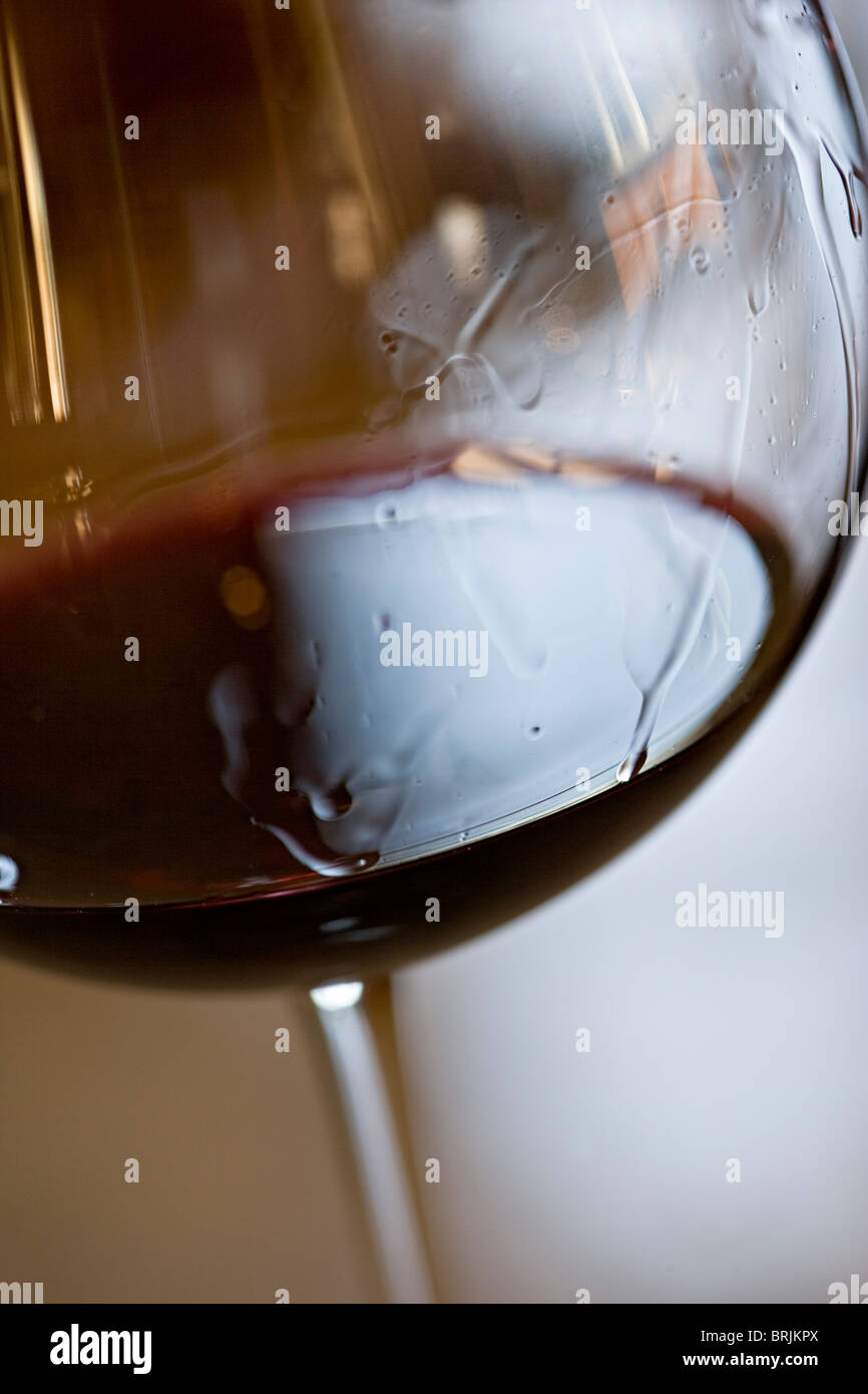 Tränen der Wein im Glas Rotwein Stockfoto