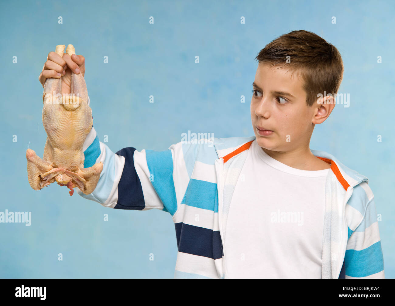 Teenage Boy Holding rohes Hühnchen Stockfoto