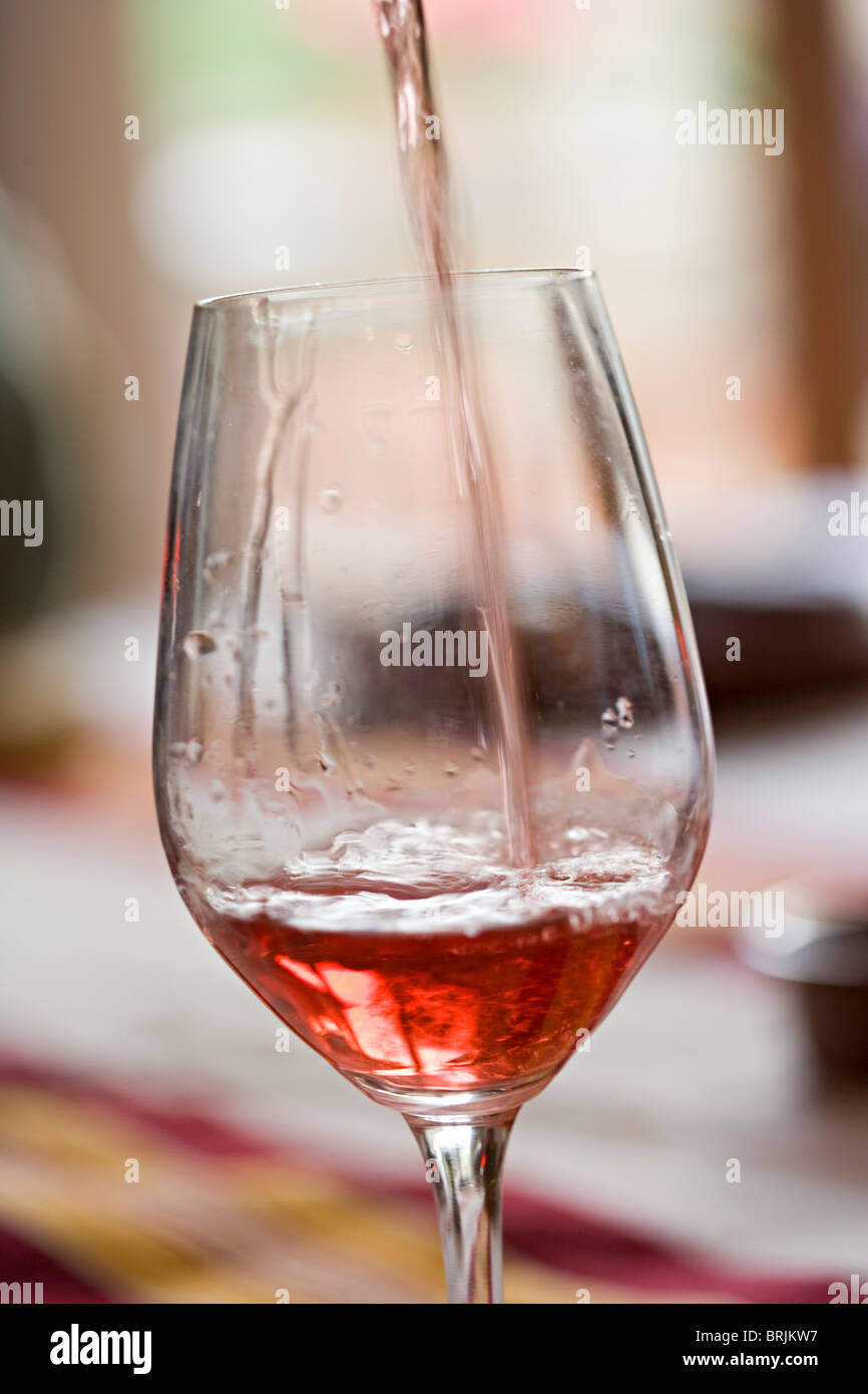Glas rose Wein gießen Stockfoto