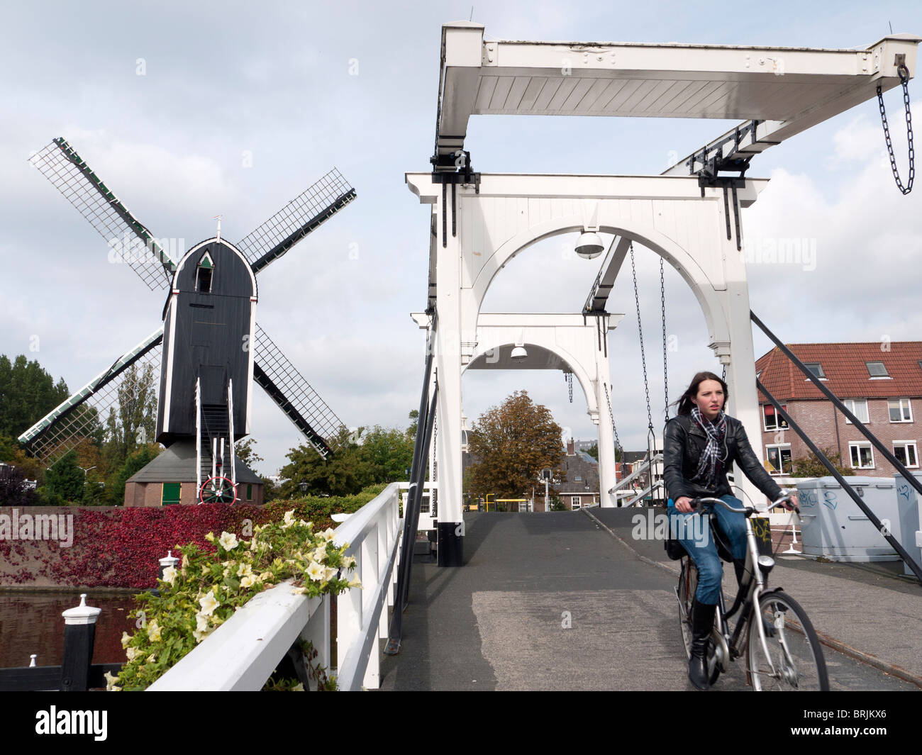 alte Brücke über den Kanal und Windmühle im Zentrum von Leiden in den Niederlanden Stockfoto