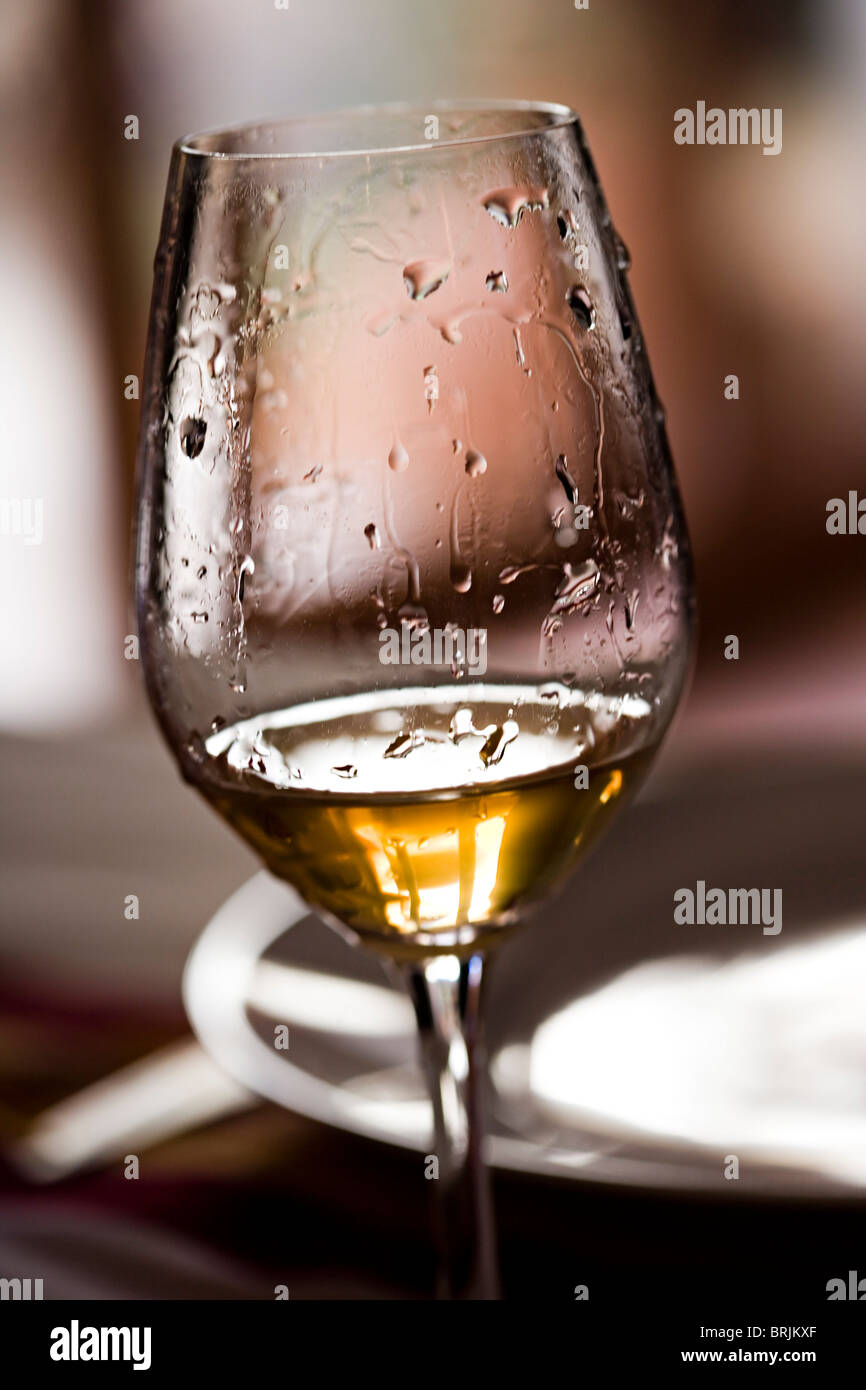 Tränen der Wein im Glas Weißwein Stockfoto