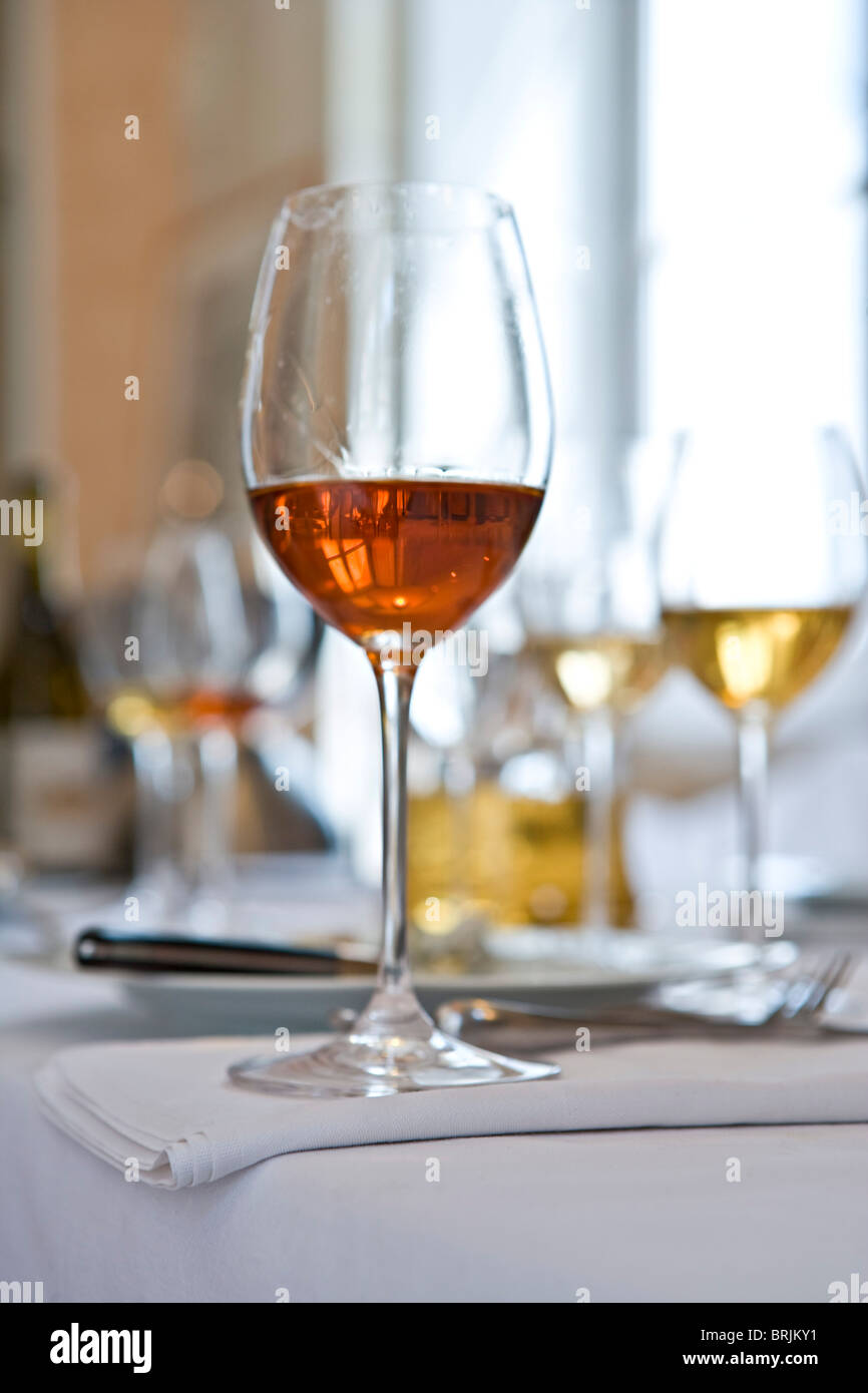 Gläser Wein auf Tisch Stockfoto