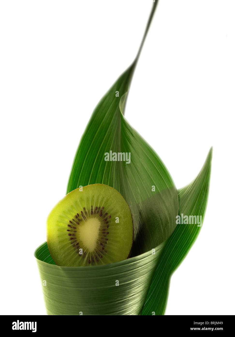 In Scheiben geschnittenen Kiwi in Blatt gewickelt Stockfoto