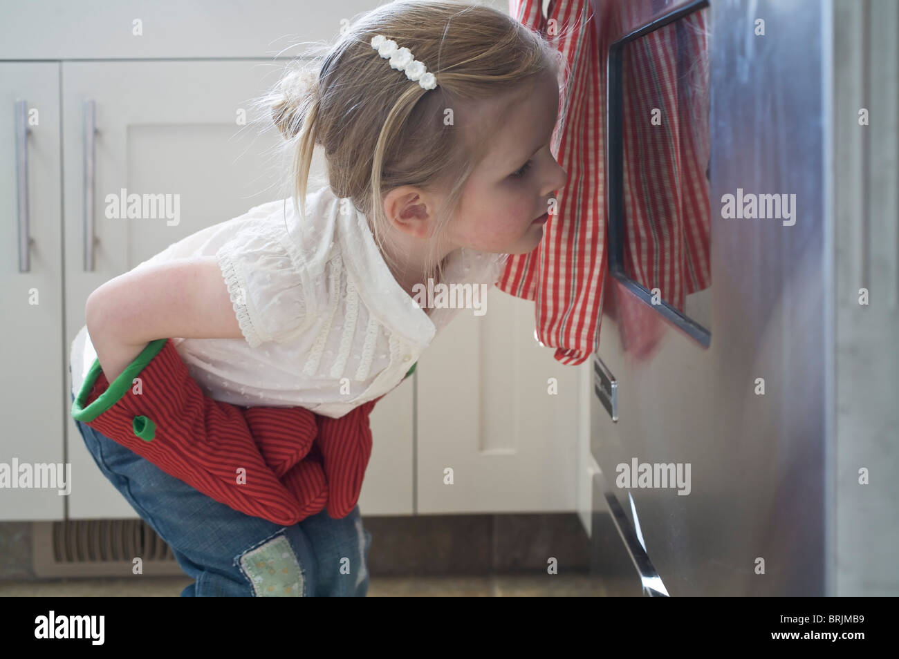 Kleine Mädchen Backen Weihnachtsplätzchen Stockfoto