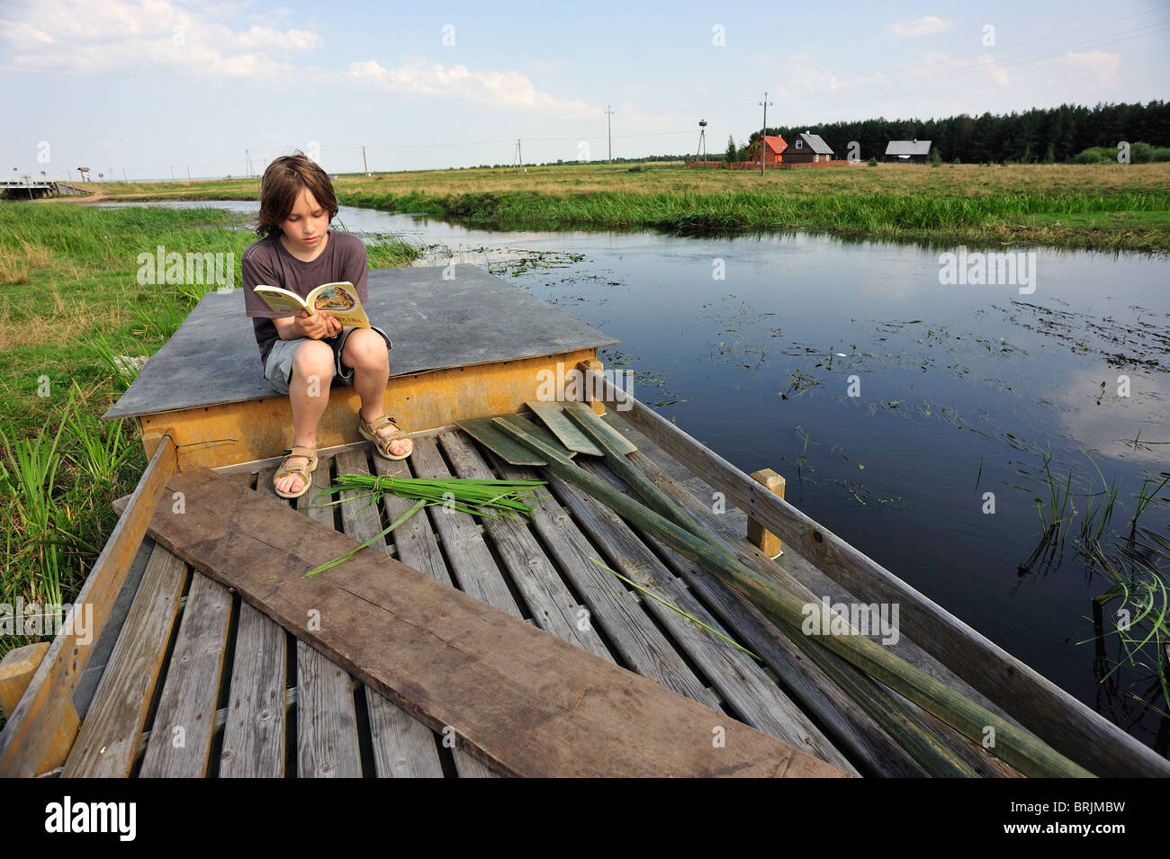 Biebrza River National Park, kleiner Junge liest ein Buch auf Beobachtung Schreibtisch eines Bündels Stockfoto