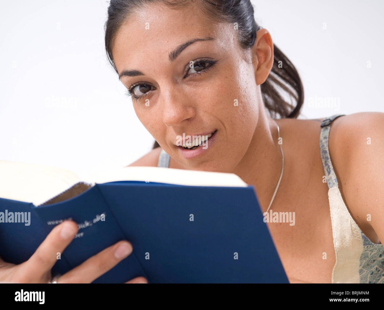 Frau liest ein Buch Stockfoto